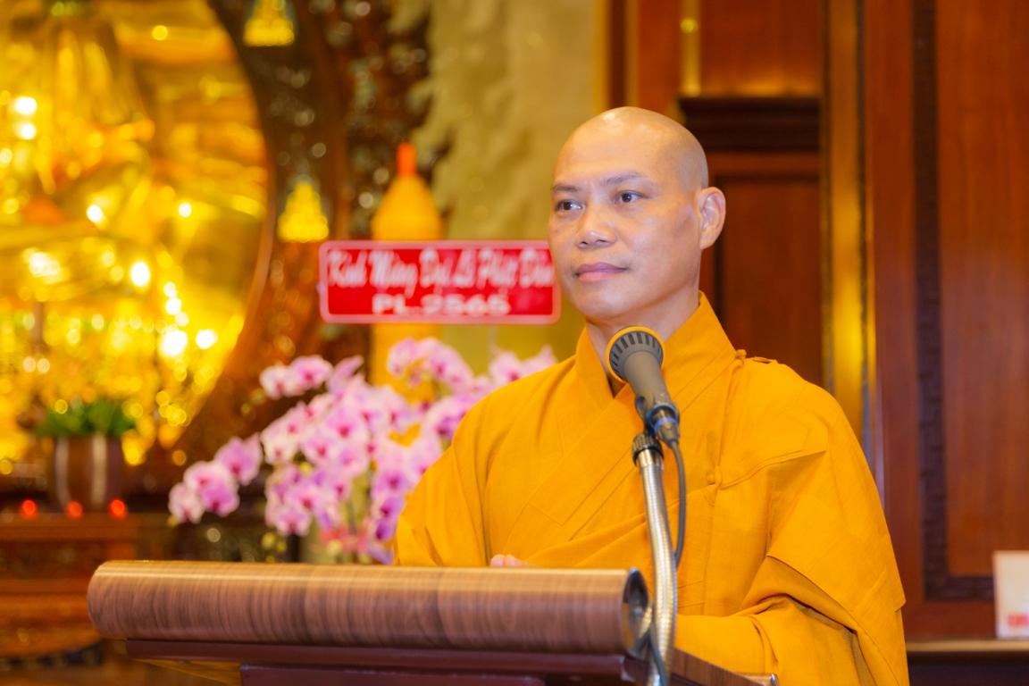 Thượng tọa Thích Trí Chơn dẫn chương trình - Ảnh: Anh Quốc