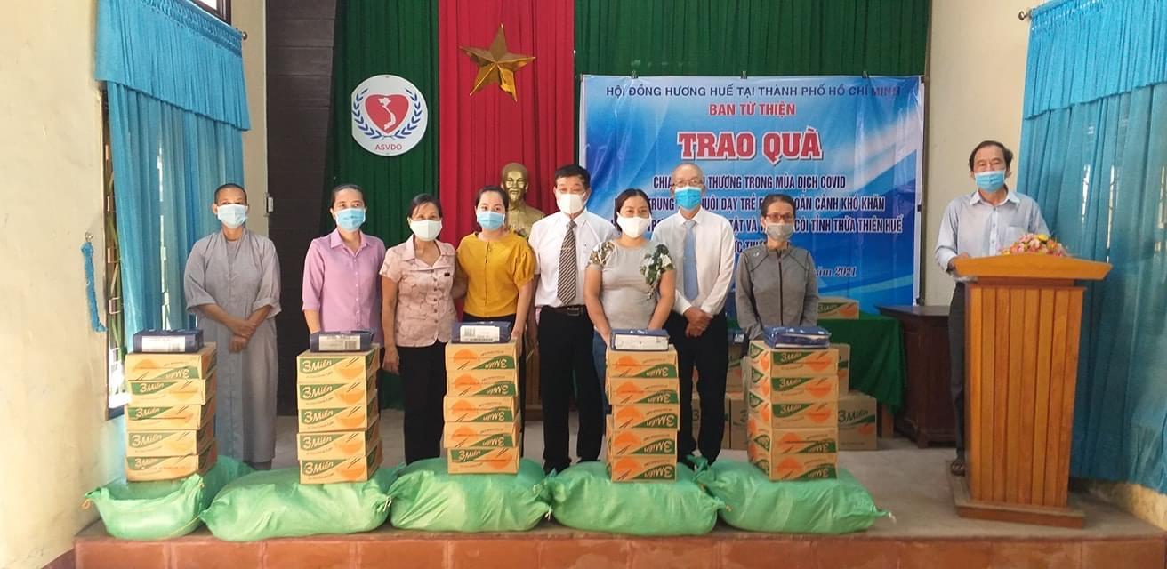 Trao quà hỗ trợ các trung tâm nuôi dạy trẻ kém may mắn
