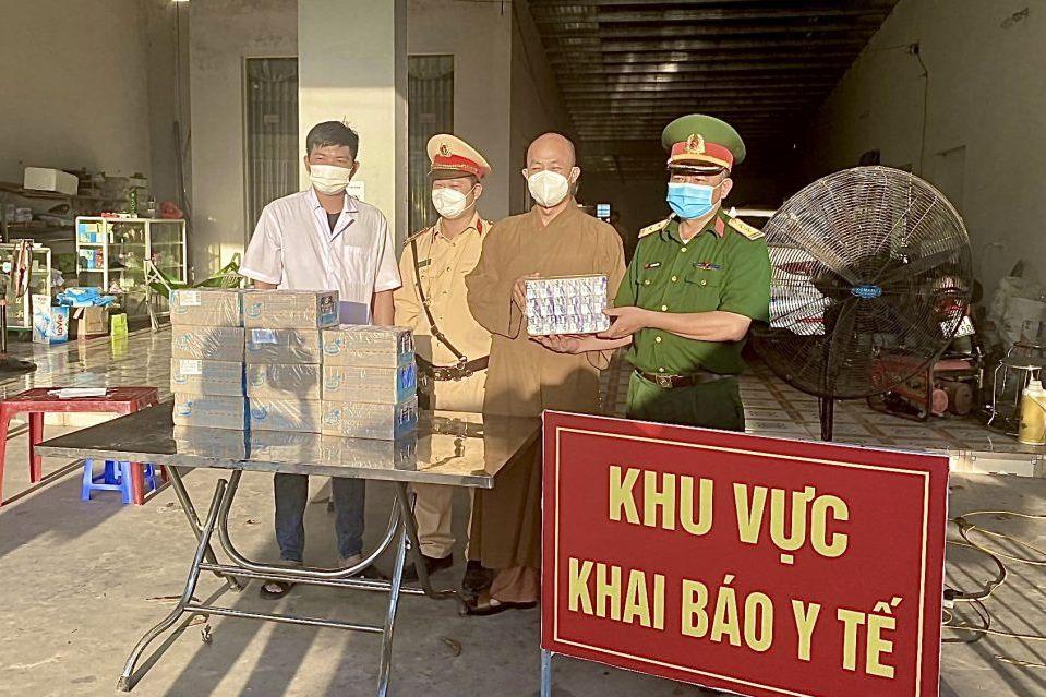 Ban Trị sự Phật giáo tỉnh trao quà khu vực khai báo y tế Ban Trị sự Phật giáo tỉnh trao quà khu vực khai báo y tế
