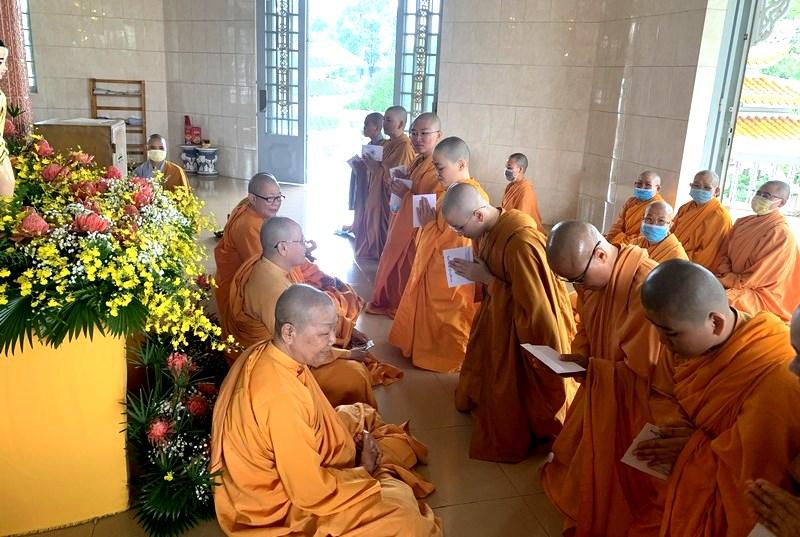 Chư Ni sinh nhận phần thưởng khích lệ cho năm học thứ nhất Chư Ni sinh nhận phần thưởng khích lệ cho năm học thứ nhất