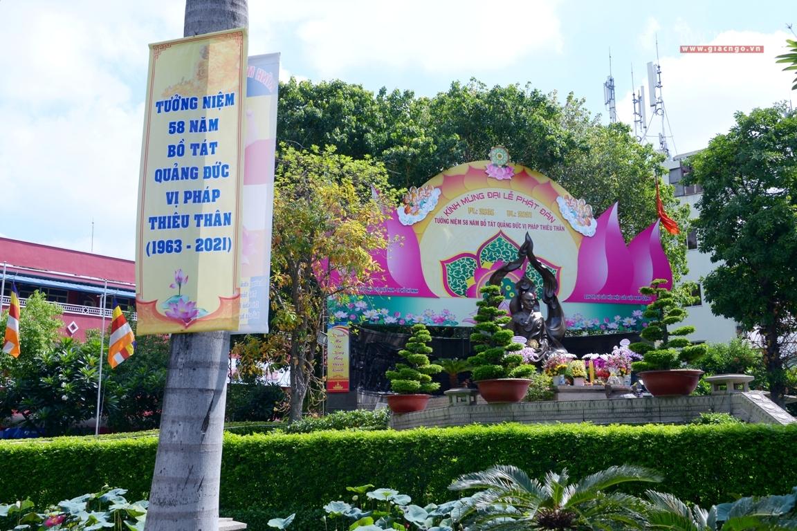 Tôn trí tượng đài cao 4m, đường kính 4,5m; phù điêu sau lưng tượng cao 5m, dài 16m