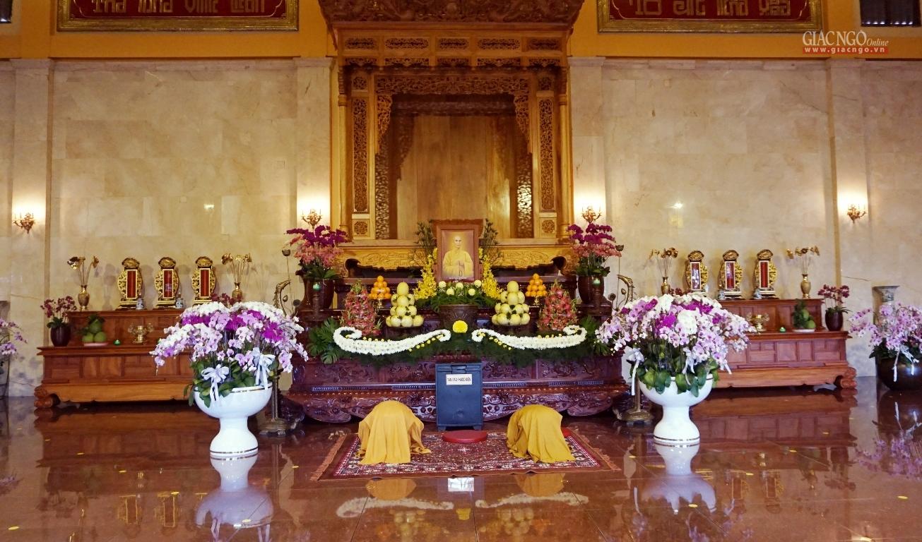 Chư Tăng thành kính đảnh lễ trước tôn ảnh Bồ-tát Thích Quảng Đức tại Tổ đường Việt Nam Quốc Tự Chư Tăng thành kính đảnh lễ trước tôn ảnh Bồ-tát Thích Quảng Đức tại Tổ đường Việt Nam Quốc Tự