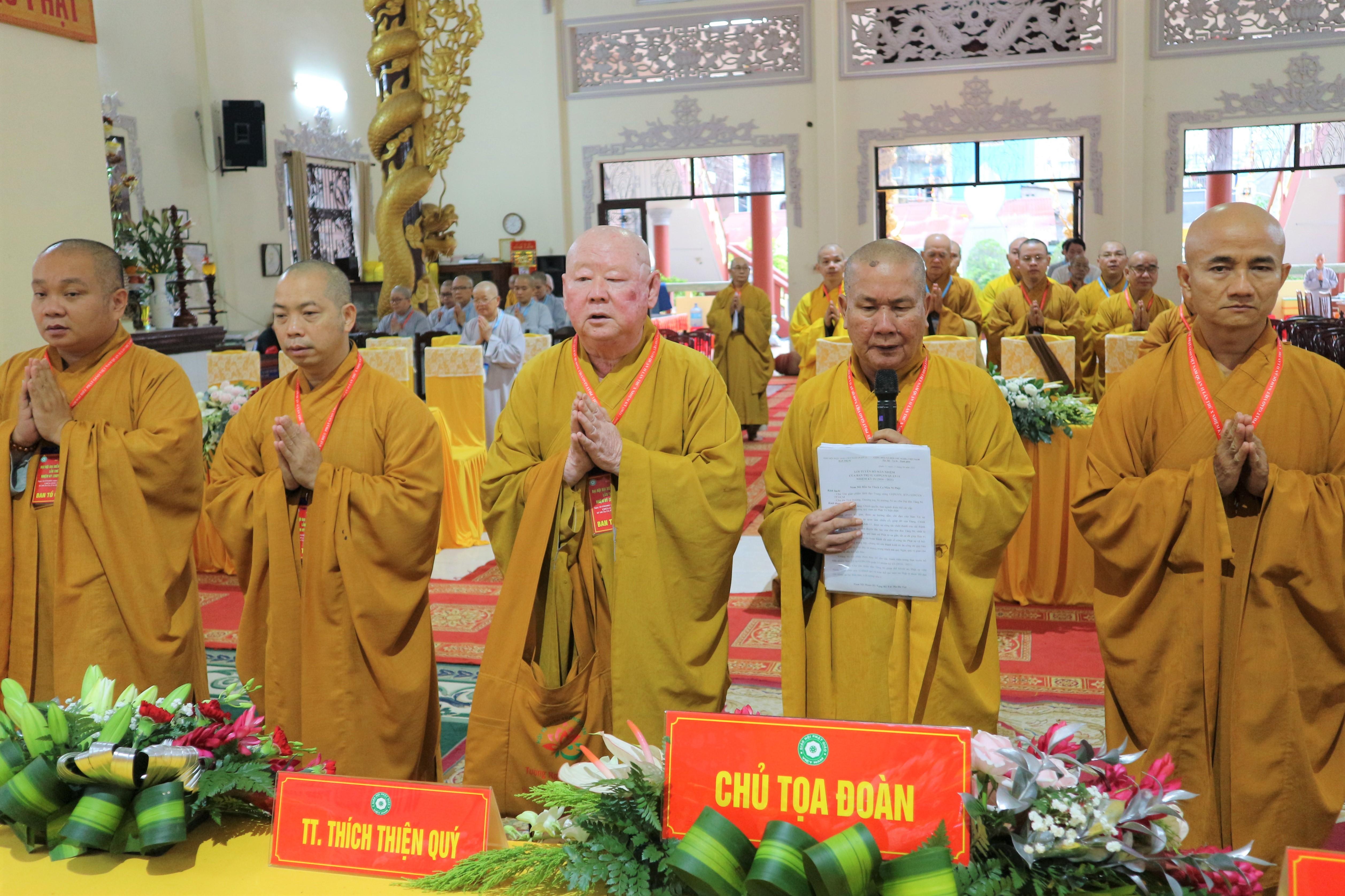 Chư tôn đức thực hiện nghi thức chào Quốc kỳ, Đạo kỳ trước khi bắt đầu phiên trù bị