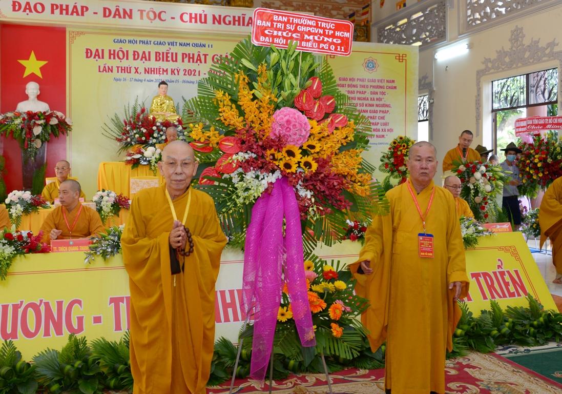 Hòa thượng Thích Thiện Ngộ đón nhận hoa chúc mừng của Ban Thường trực Ban Trị sự GHPGVN TP.HCM