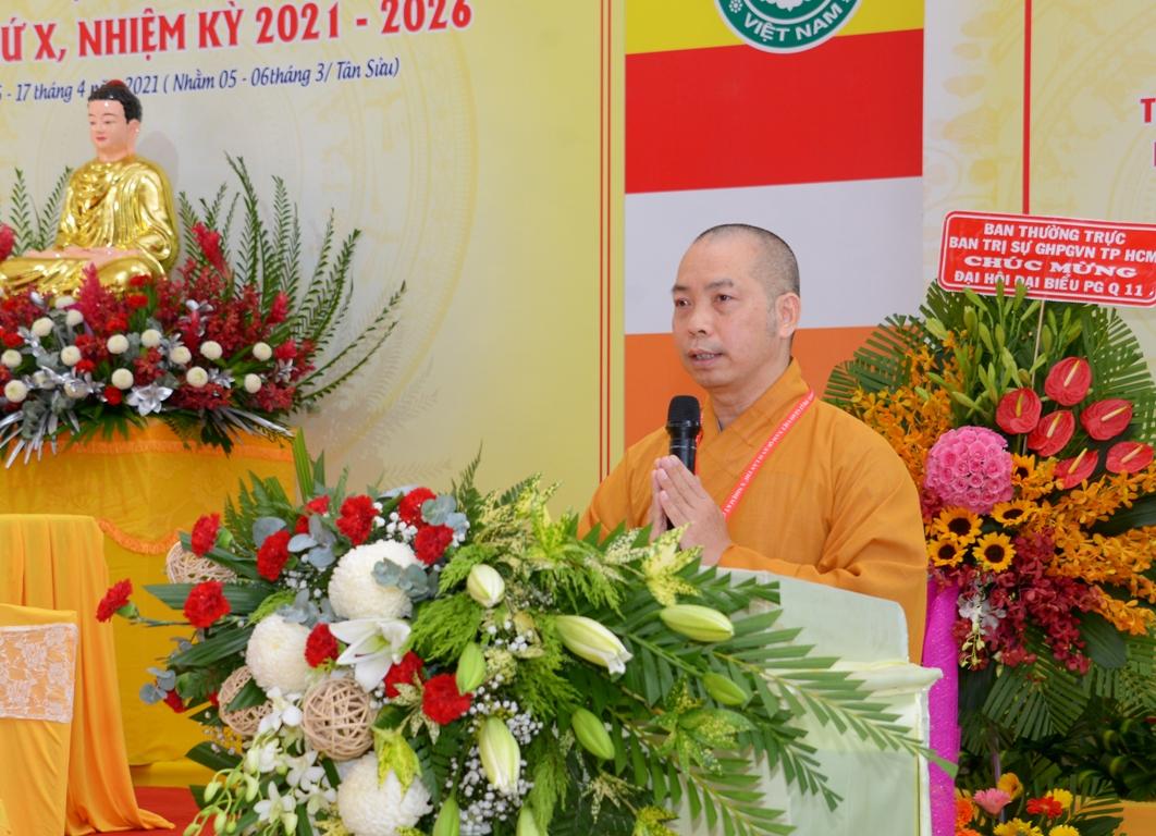 Thượng tọa Thích Quang Thạnh, Phó Thư ký kiêm Chánh Văn phòng Ban Trị sự GHPGVN TP.HCM điều hành chương trình tặng Bằng tuyên dương công đức