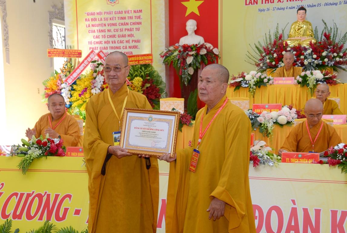 Hòa thượng Thích Thiện Ngộ nhận bằng tuyên dương công đức của Phật giáo TP.HCM