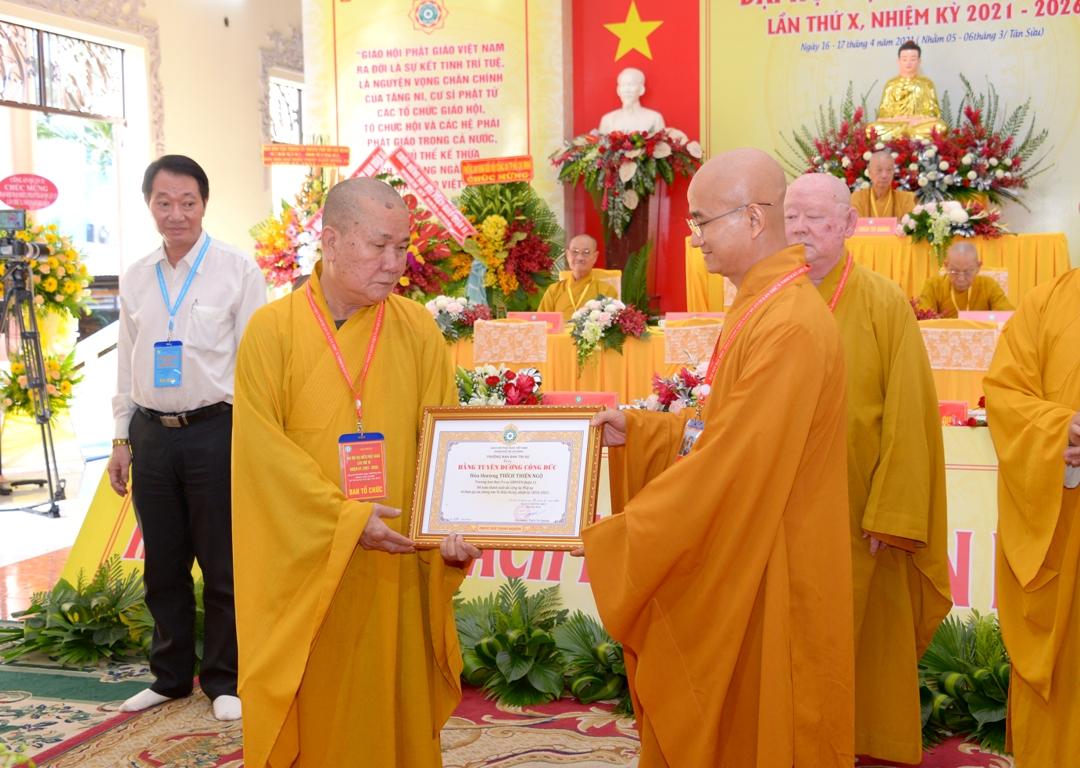 Thượng tọa Thích Thiện Quý, Phó ban kiêm Chánh Thư ký Ban Trị sự GHPGVN TP.HCM trao bằng Tuyên dương công đức