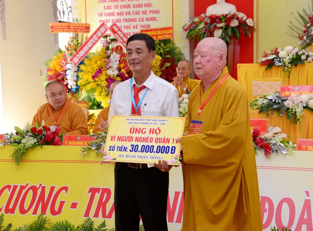 Thượng tọa Thích Duy Trấn, Phó Thường trực Ban Trị sự GHPGVN quận 11 trao 30 triệu đồng ủng hộ Quỹ “Vì người nghèo”