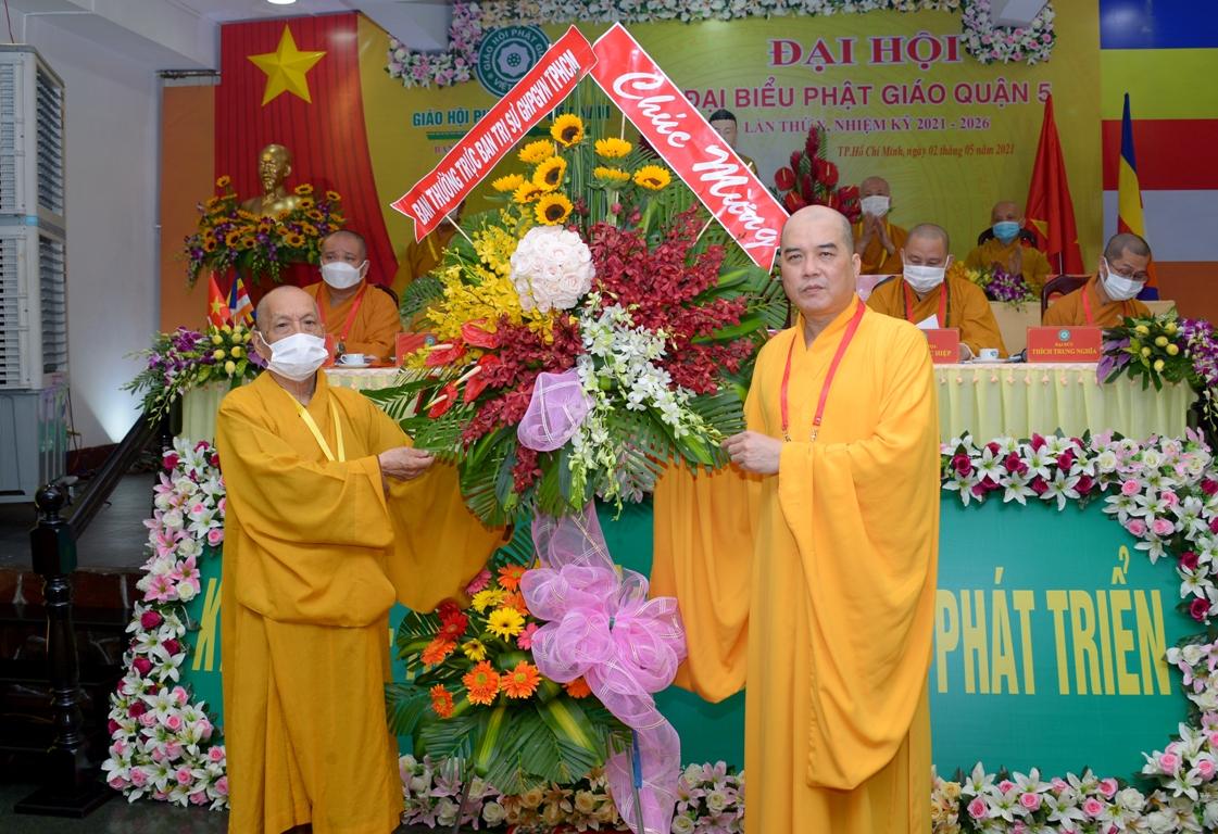Đón nhận lẵng hoa chúc mừng của Ban Thường trực Ban Trị sự Phật giáo TP.HCM