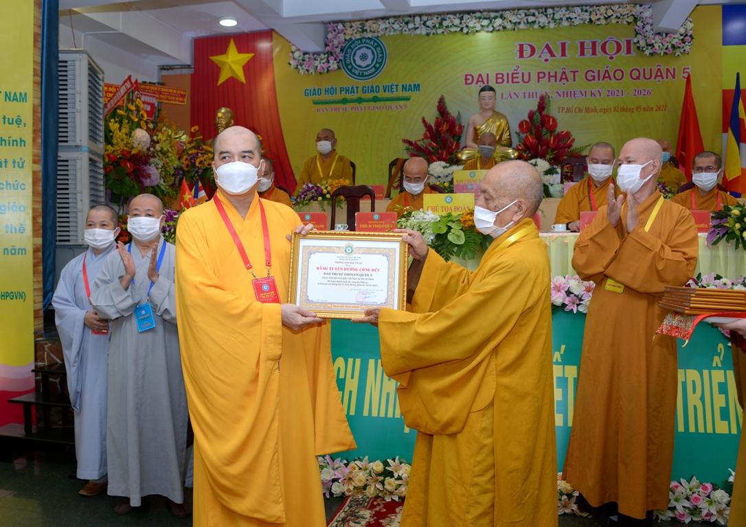 Hòa thượng Thích Thiện Tánh tặng Bằng tuyên dương công đức của Ban Trị sự GHPGVN TP.HCM