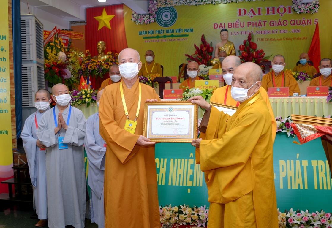 Hòa thượng Thích Chơn Không đón nhận Bằng tuyên dương công đức