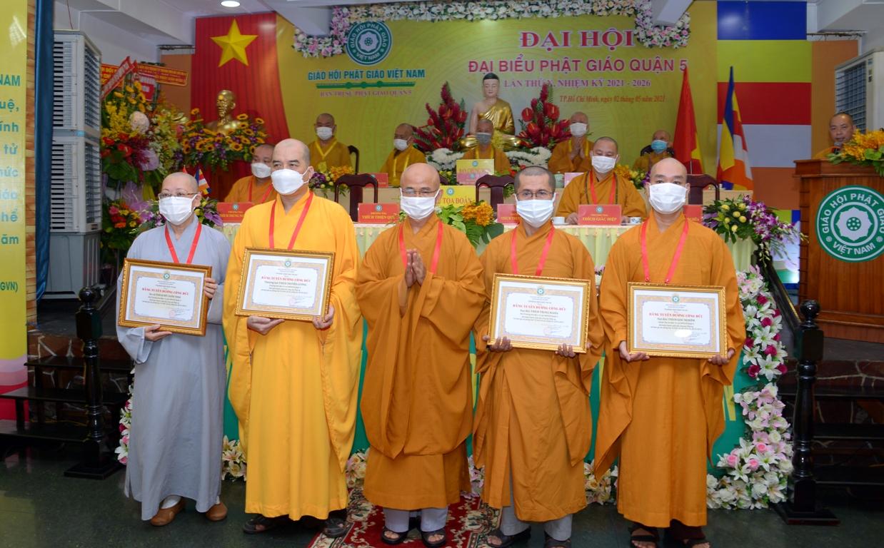 Thượng tọa Thích Thiện Quý trao bằng Tuyên dương công đức của Ban Trị sự GHPGVN TP.HCM