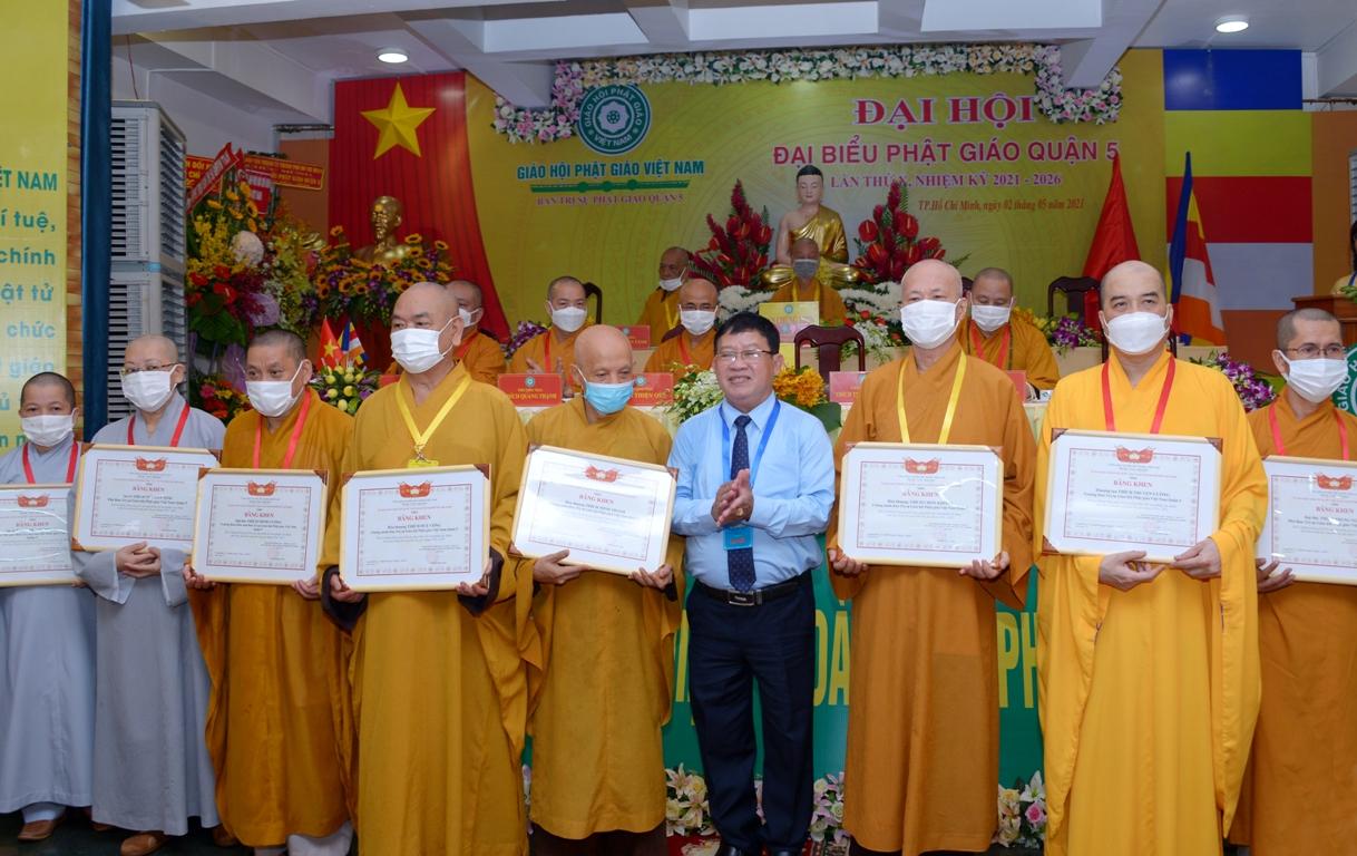 Nhiều cá nhân và tập thể nhận bằng khen