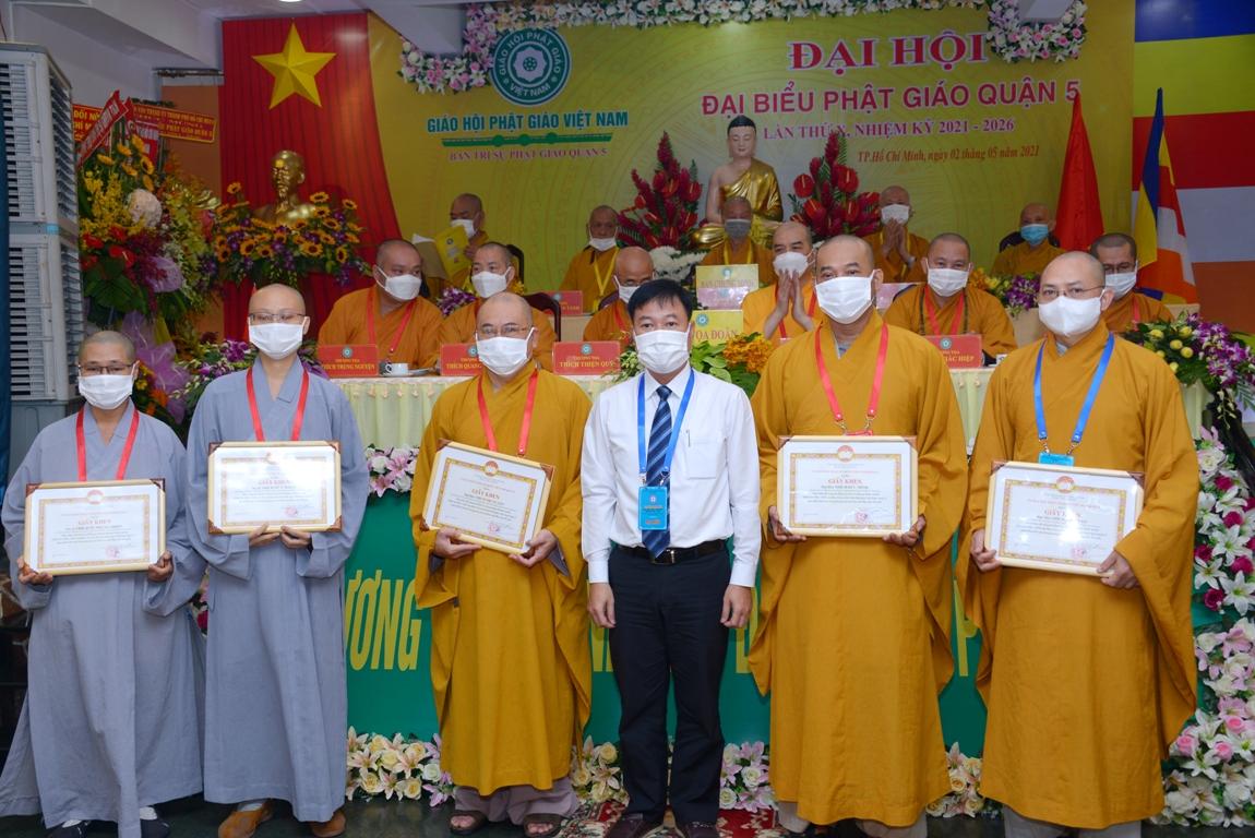 Chư tôn đức Tăng Ni nhận Bằng khen