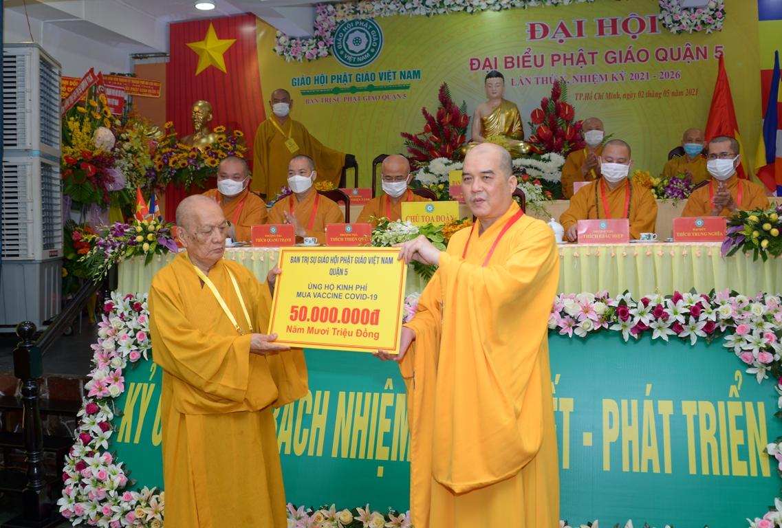 Hòa thượng Thích Thiện Tánh nhận đóng góp vào Quỹ &quot;Mua vắc-xin-19 cho người nghèo&quot;