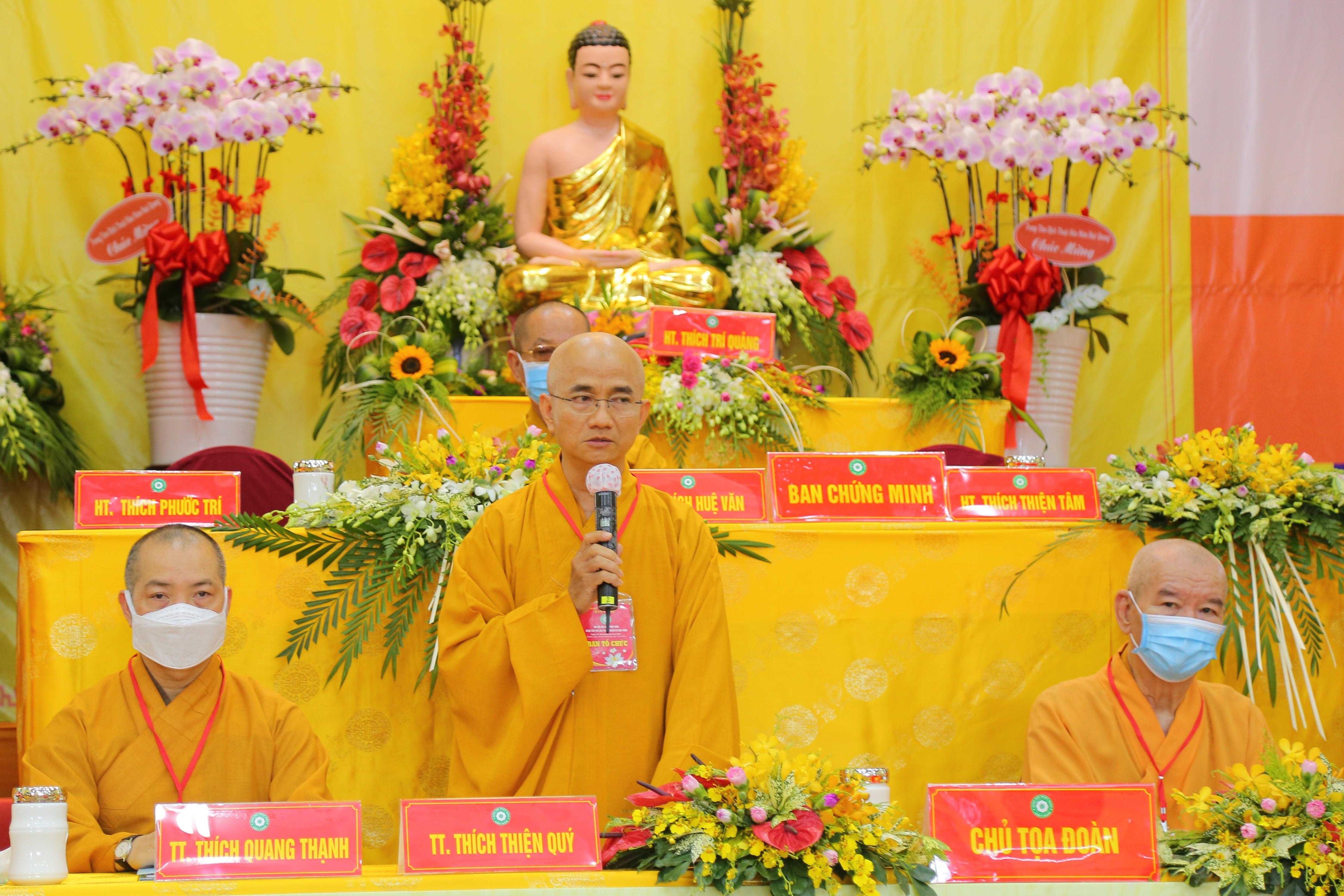 Thượng tọa Thích Thiện Quý chỉ đạo, góp ý tại phiên trù bị . Ảnh - Anh Quốc