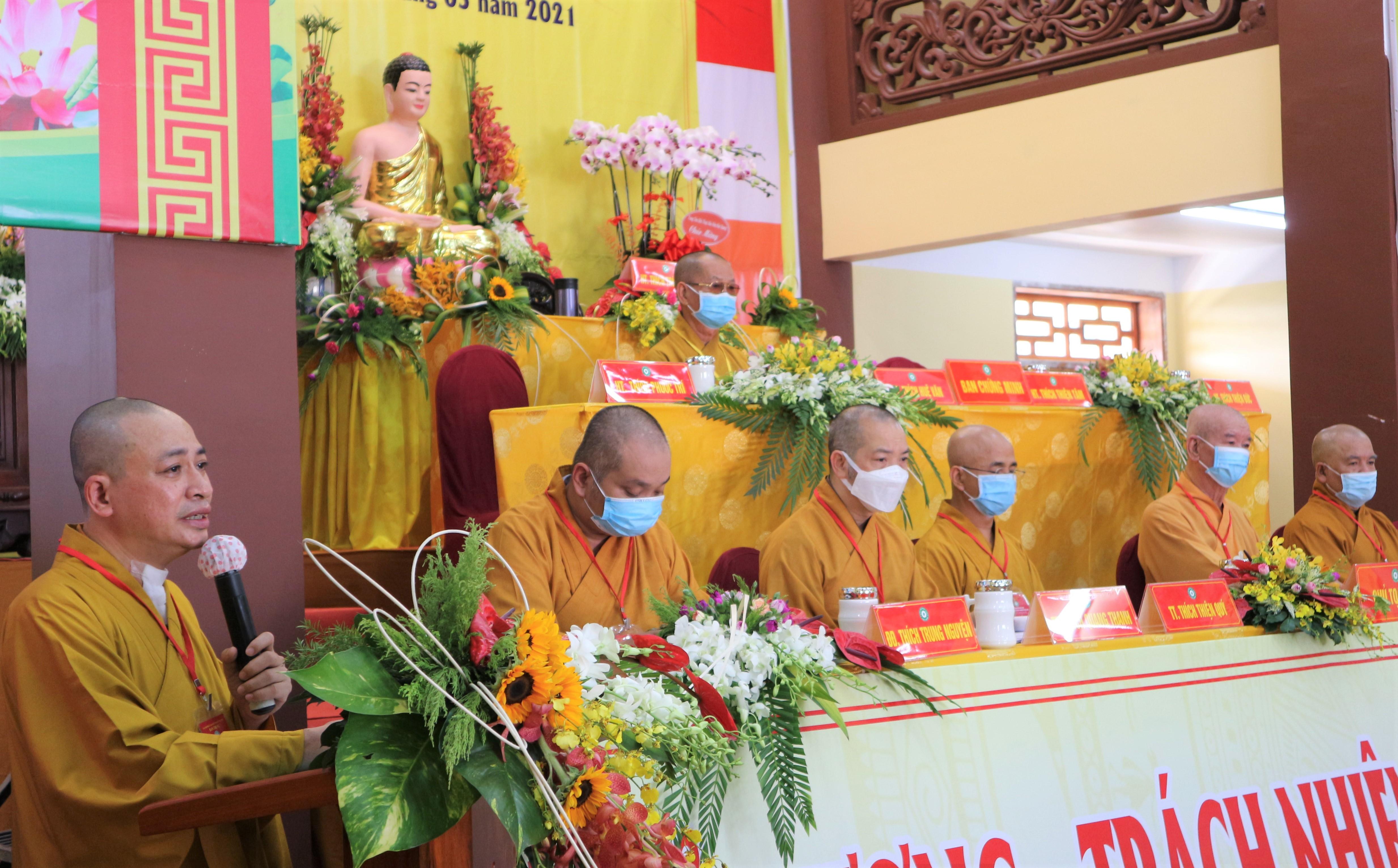 Đại đức Thích Quảng Tiến báo cáo công tác tổ chức đại hội