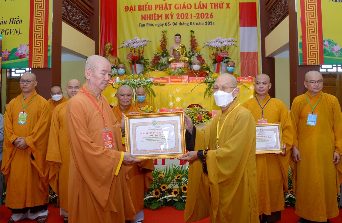 Hòa thượng Thích Thiện Đức trao Bằng tuyên dương công đức của Ban Trị sự GHPGVN TP.HCM đến tập thể Phật giáo quận Tân Phú