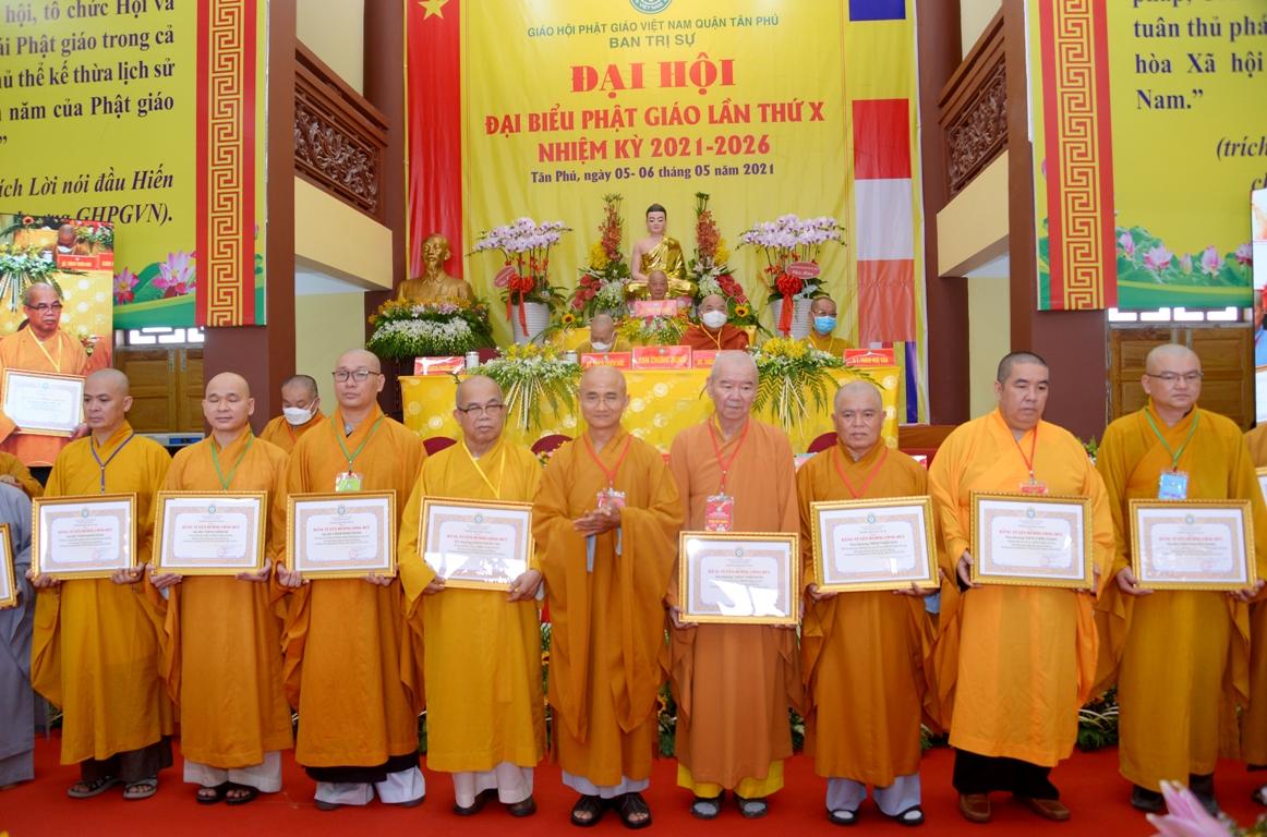 Ban Trị sự GHPGVN TP.HCM đã tặng Bằng công đức đến 24 tập thể và 7 cá nhân