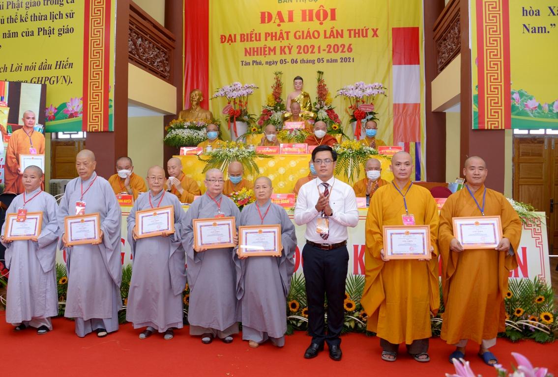 Chư tôn đức Tăng Ni nhận Bằng khen