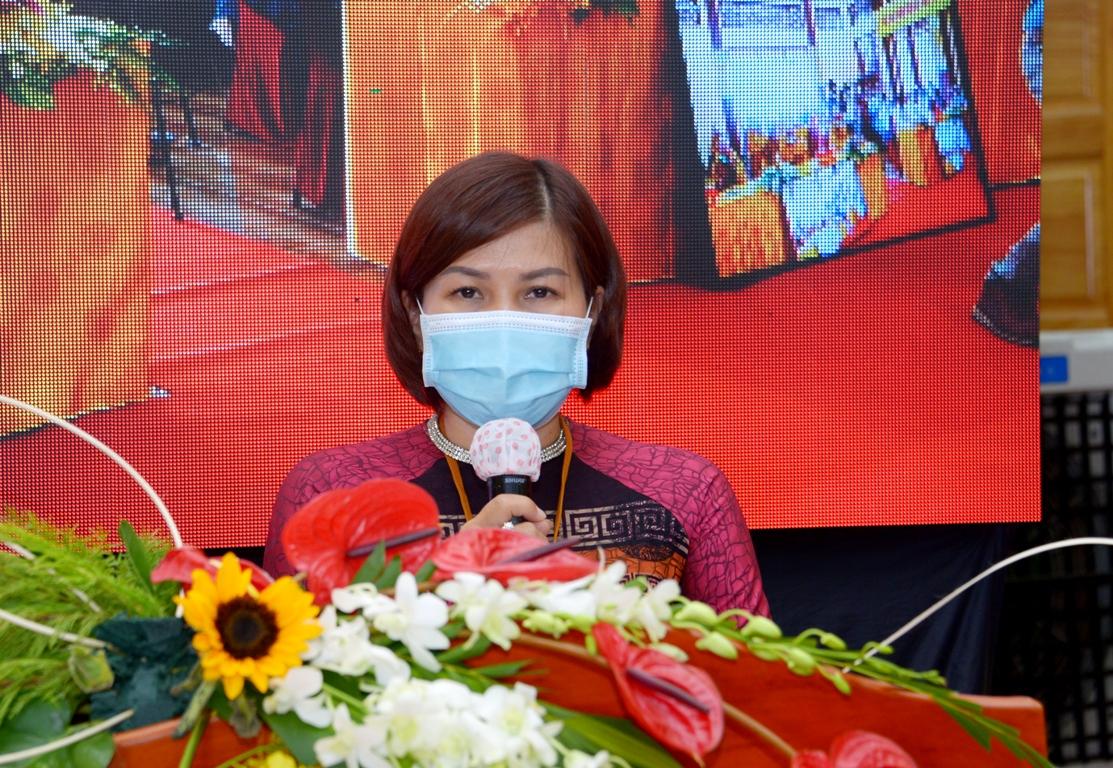 Bà Đặng Thị Hồng Vân, Chủ tịch Ủy ban MTTQVN quận Tân Phú phát biểu