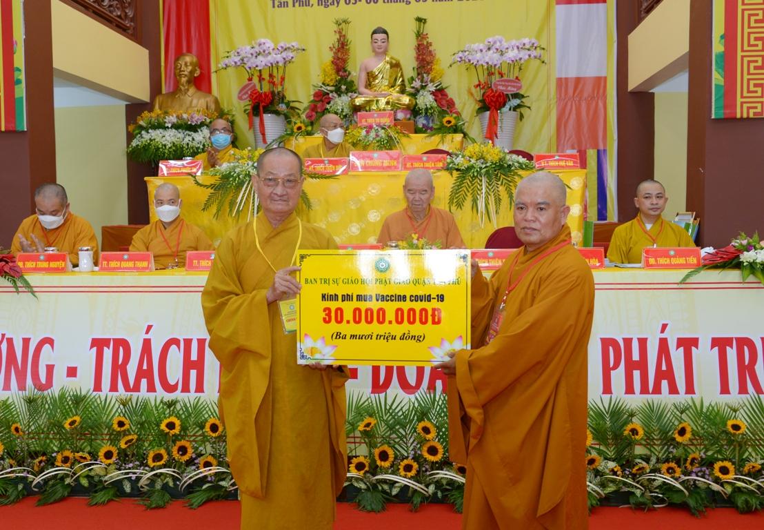 Phật giáo quận Tân Phú trao 30 triệu đồng ủng hộ chương trình mua vắc-xin Covid-19