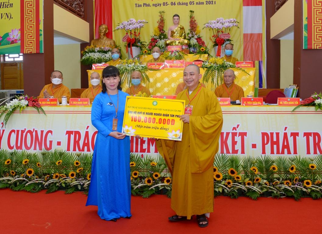 Và ủng hộ 100 triệu đồng Quỹ &quot;Vì người nghèo&quot;