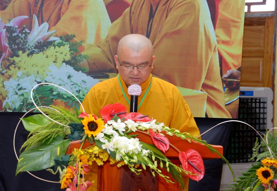 Đại đức Thích Nguyên Thanh tuyên đọc diễn văn bế mạc