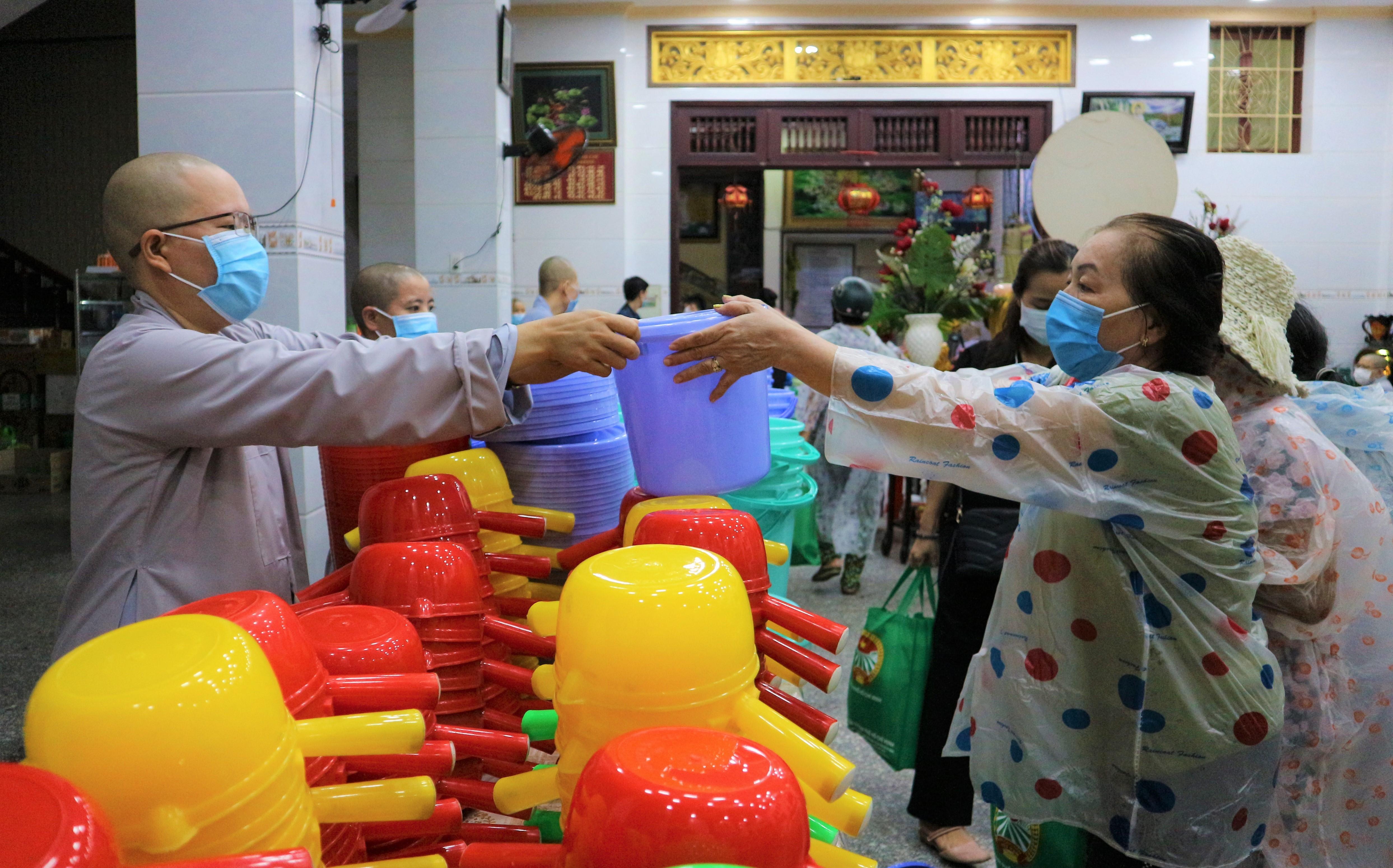 Một số người dân dầm mưa, đến chùa nhận quà trong niềm vui, xúc động và hạnh phúc Một số người dân dầm mưa, đến chùa nhận quà trong niềm vui, xúc động và hạnh phúc