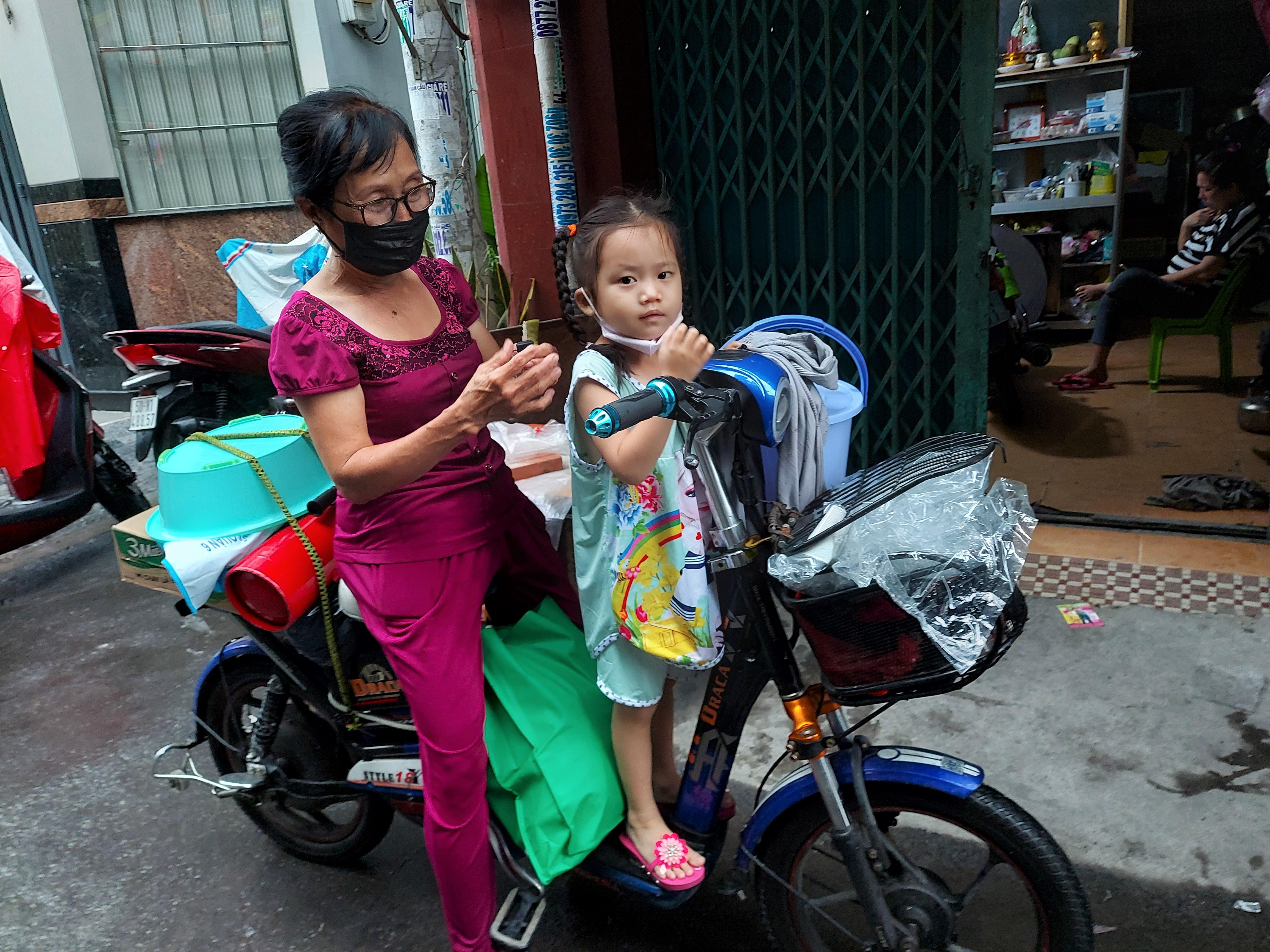 Niềm vui của bà và cháu khi nhận được những phần quà yêu thương Niềm vui của bà và cháu khi nhận được những phần quà yêu thương