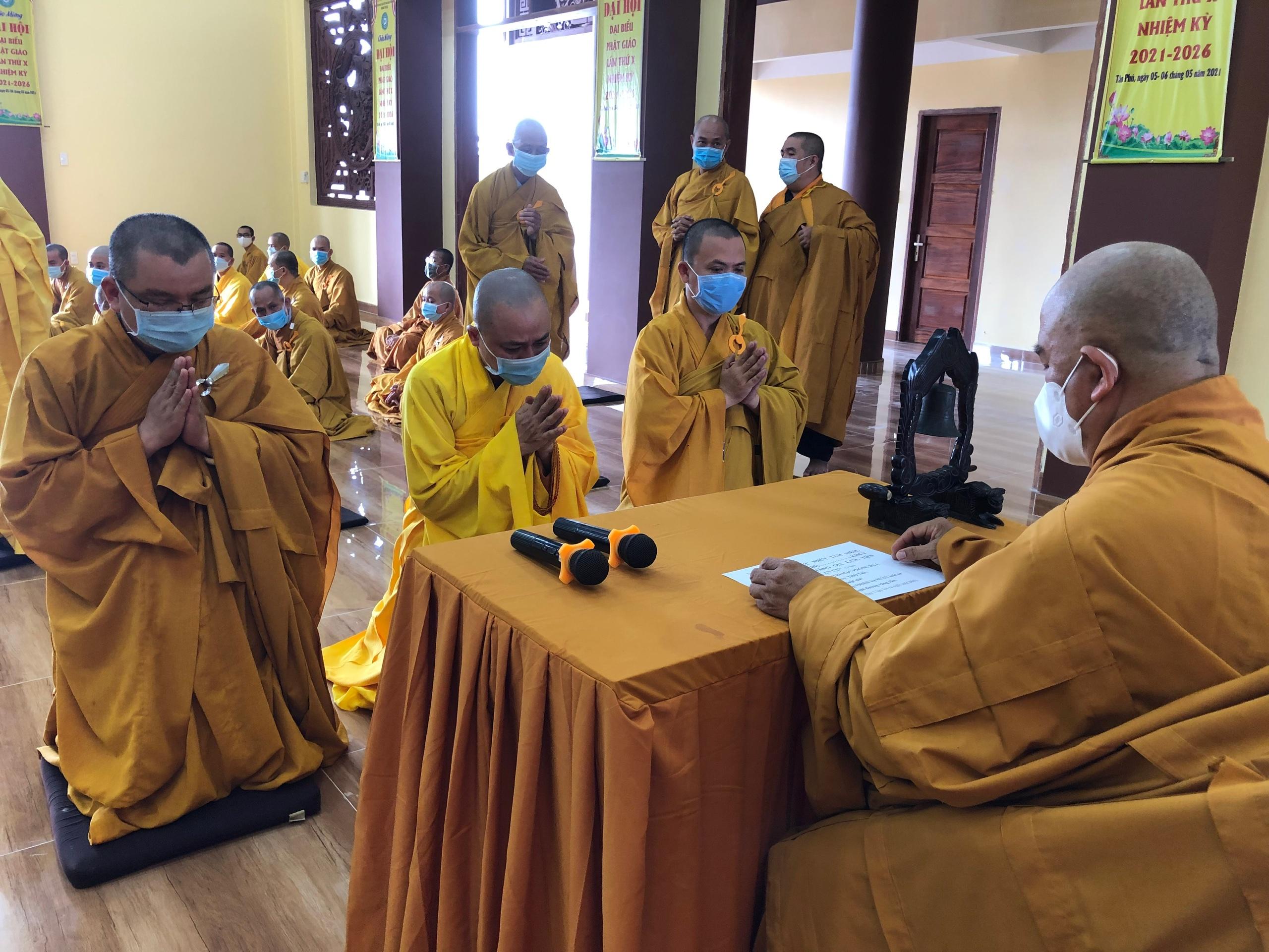 Chư Tăng lần lượt đối thú an cư