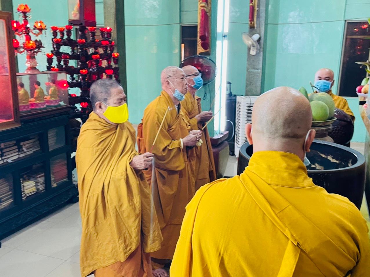 Chư Tăng quận 6 niêm hương bạch Phật Chư Tăng quận 6 niêm hương bạch Phật