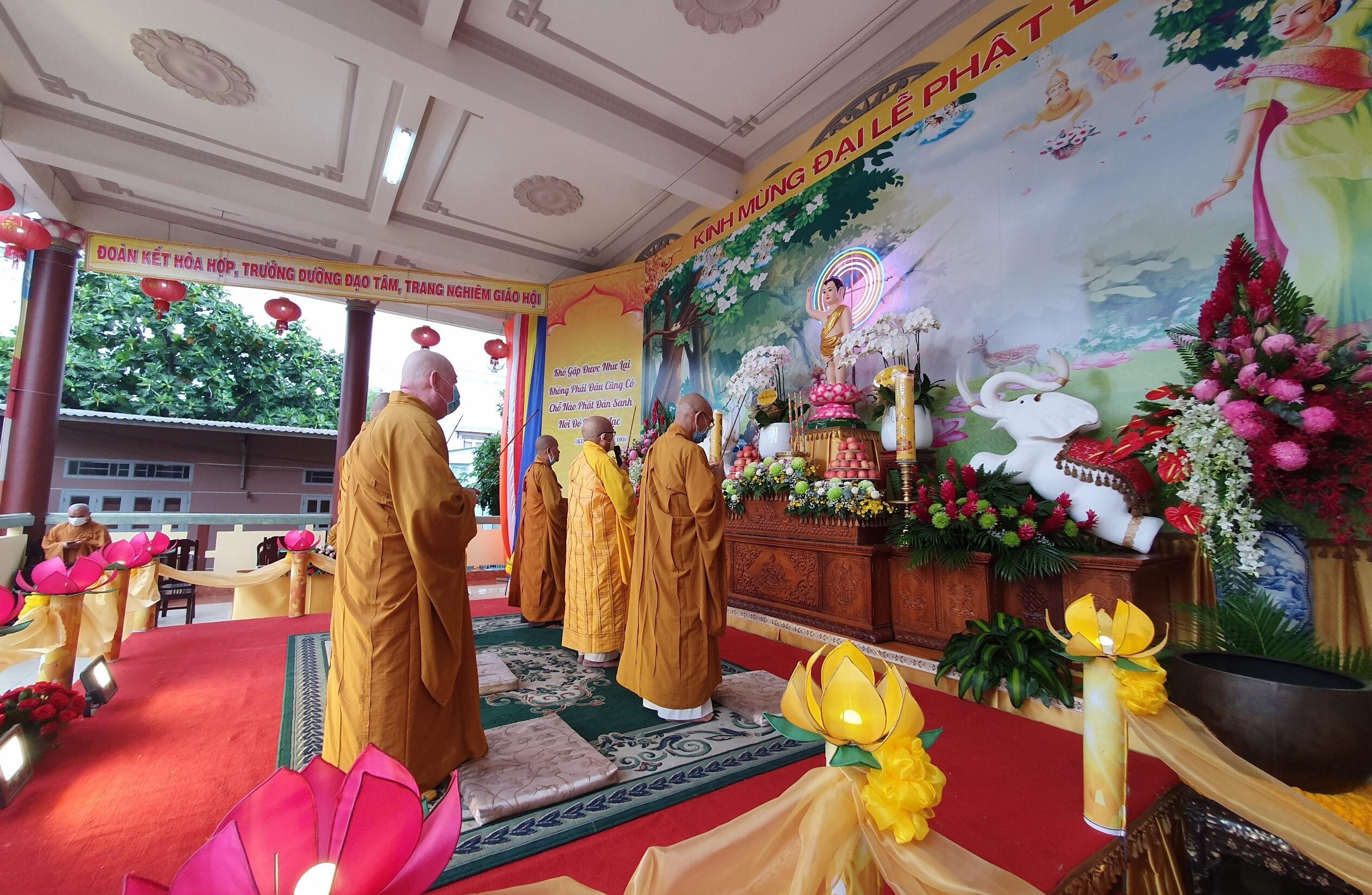 Chư tôn đức cử hành nghi thức niêm hương cúng dường Chư tôn đức cử hành nghi thức niêm hương cúng dường