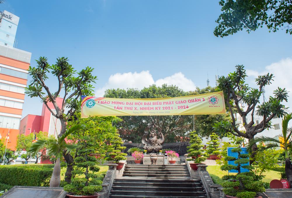 Biểu ngữ chào mừng tại Công viên tượng đài Bồ-tát Thích Quảng Đức - Ảnh: Đăng Huy Biểu ngữ chào mừng tại Công viên tượng đài Bồ-tát Thích Quảng Đức - Ảnh: Đăng Huy