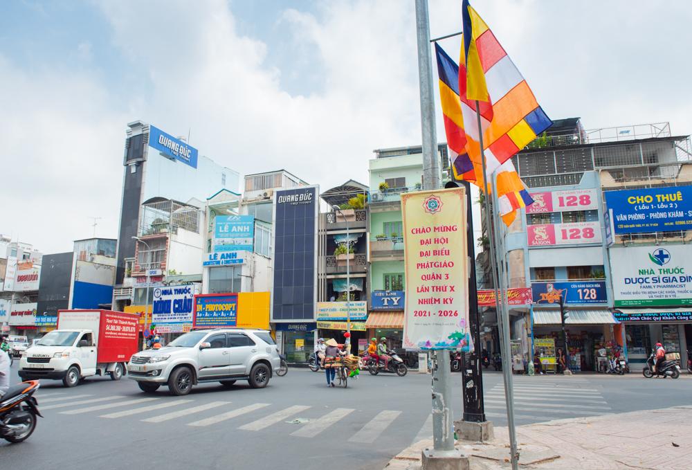 Pano, cờ Phật giáo trên đường Kỳ Đồng - Ảnh: Đăng Huy Pano, cờ Phật giáo trên đường Kỳ Đồng - Ảnh: Đăng Huy
