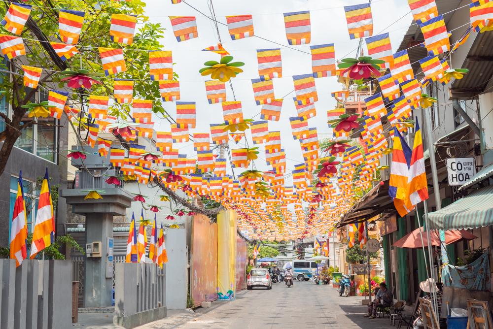 Cờ Phật giáo trên đường vào chùa Minh Đạo - Ảnh: Đăng Huy Cờ Phật giáo trên đường vào chùa Minh Đạo - Ảnh: Đăng Huy