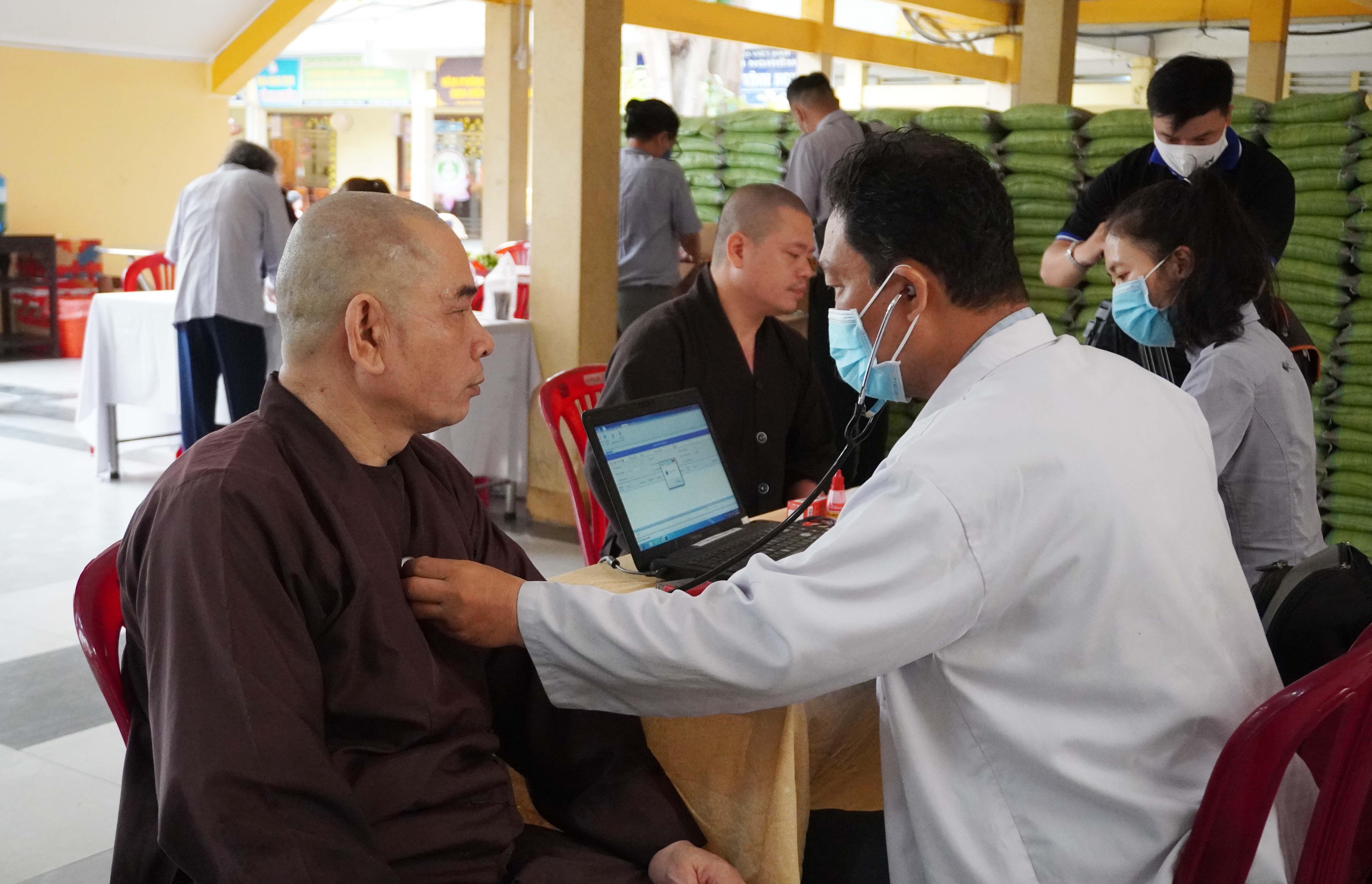 Chư Tăng chùa Vĩnh Nghiêm kiểm tra sức khỏe trước khi hiến máu Chư Tăng chùa Vĩnh Nghiêm kiểm tra sức khỏe trước khi hiến máu