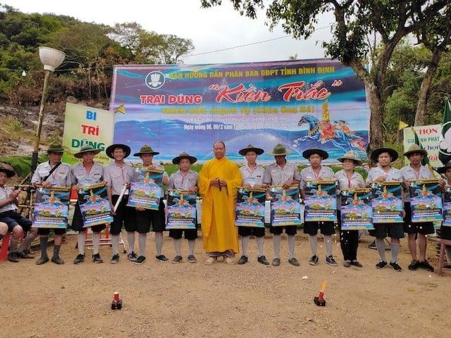 Trao quà lưu niệm đến các đơn vị Trao quà lưu niệm đến các đơn vị