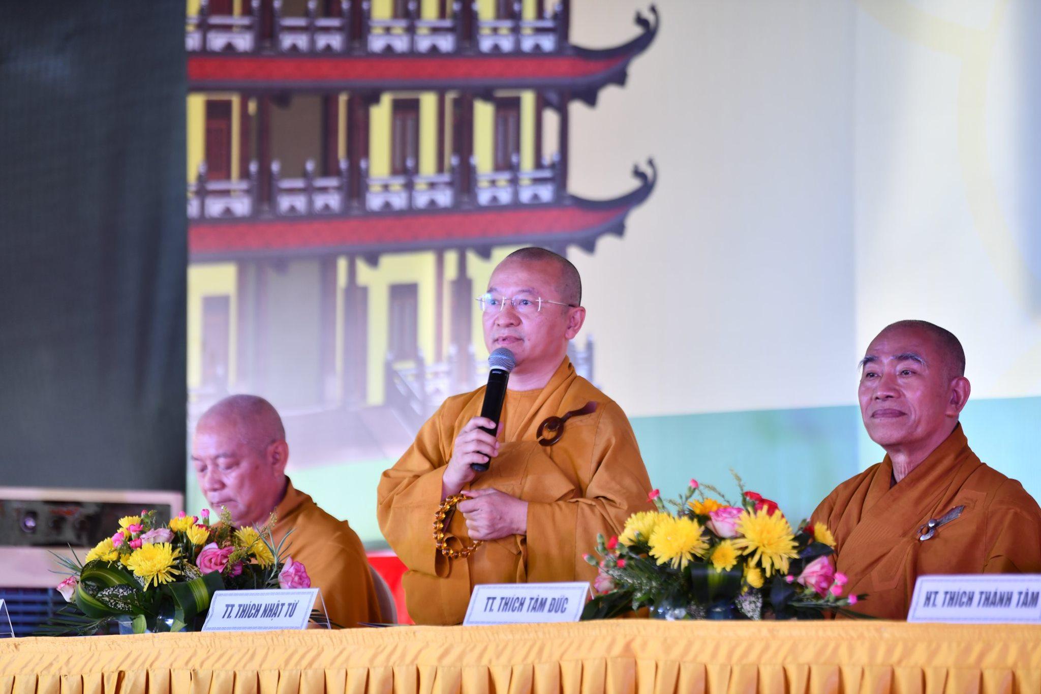 Thượng tọa Thích Nhật Từ ban đạo từ chứng minh Thượng tọa Thích Nhật Từ ban đạo từ chứng minh