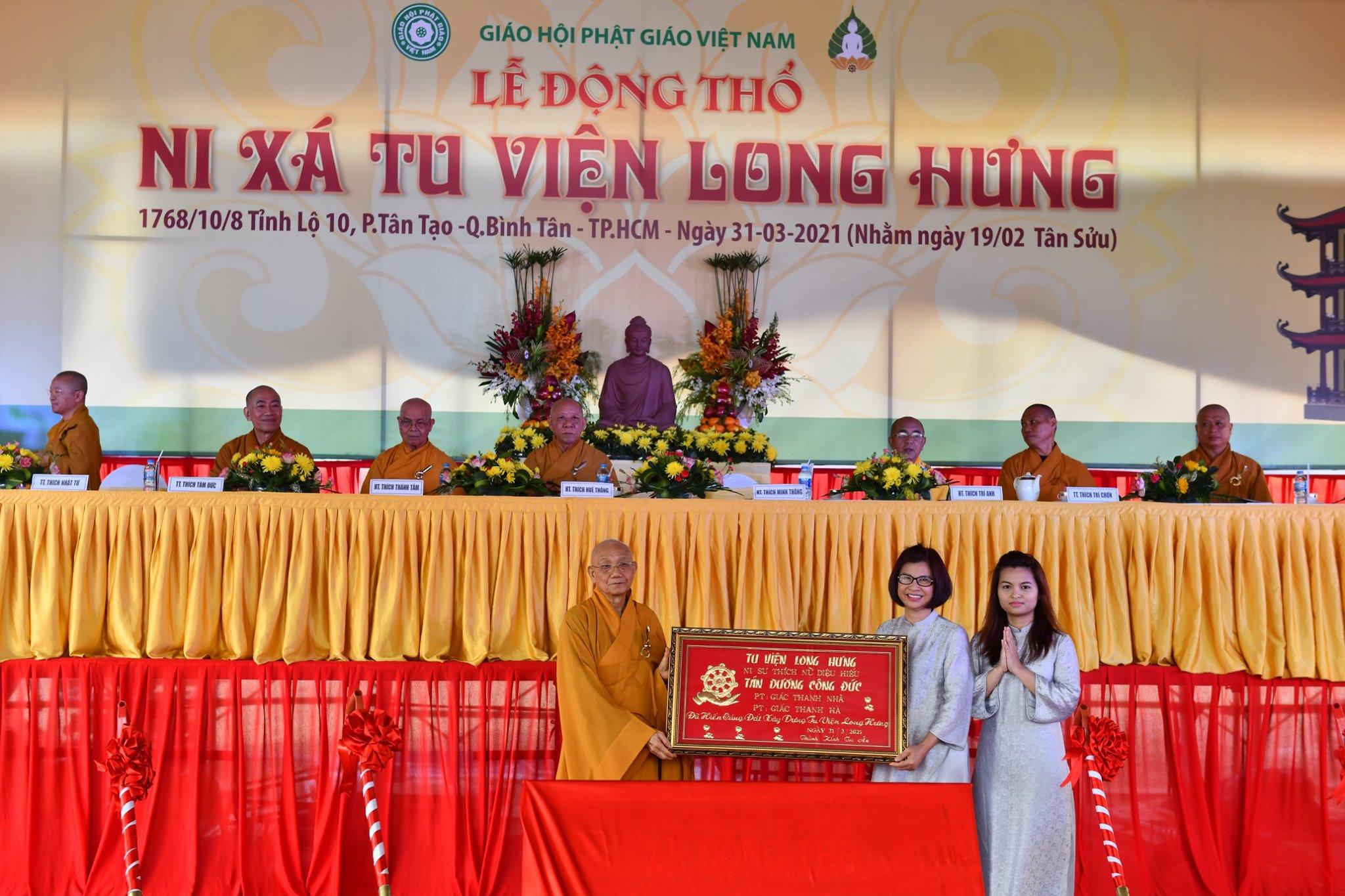 Hòa thượng Thích Minh Thông, Phó ban Trị sự GHPGVN TP.HCM trao bằng tán dương công đức đến Phật tử Giác Thanh Nhã, GiácThanh Hà cúng dường đất xây dựng tu viện Long Hưng Hòa thượng Thích Minh Thông, Phó ban Trị sự GHPGVN TP.HCM trao bằng tán dương công đức đến Phật tử Giác Thanh Nhã, GiácThanh Hà cúng dường đất xây dựng tu viện Long Hưng