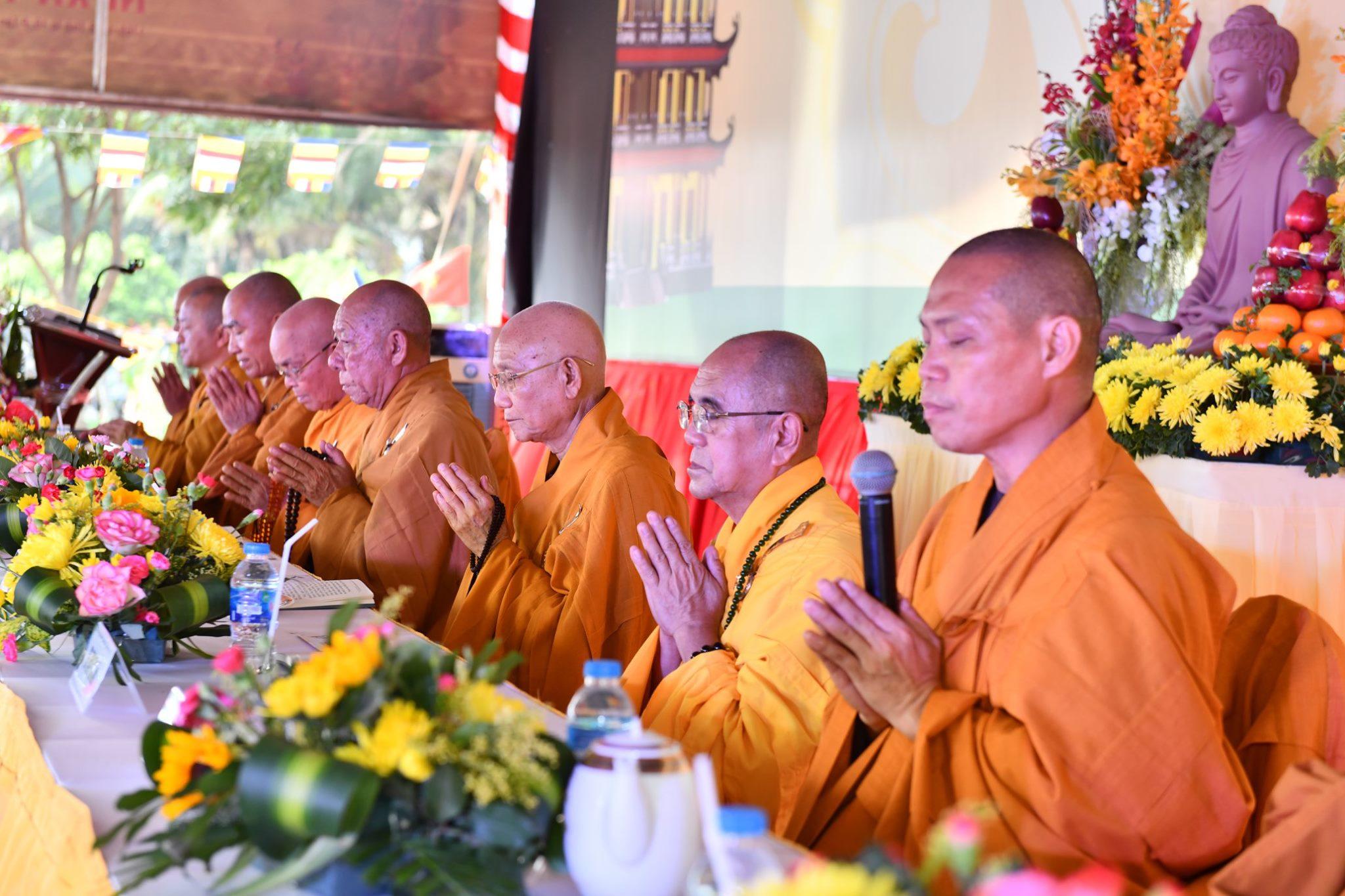 Chư tôn đức thực hiện khóa lễ cầu nguyện Chư tôn đức thực hiện khóa lễ cầu nguyện