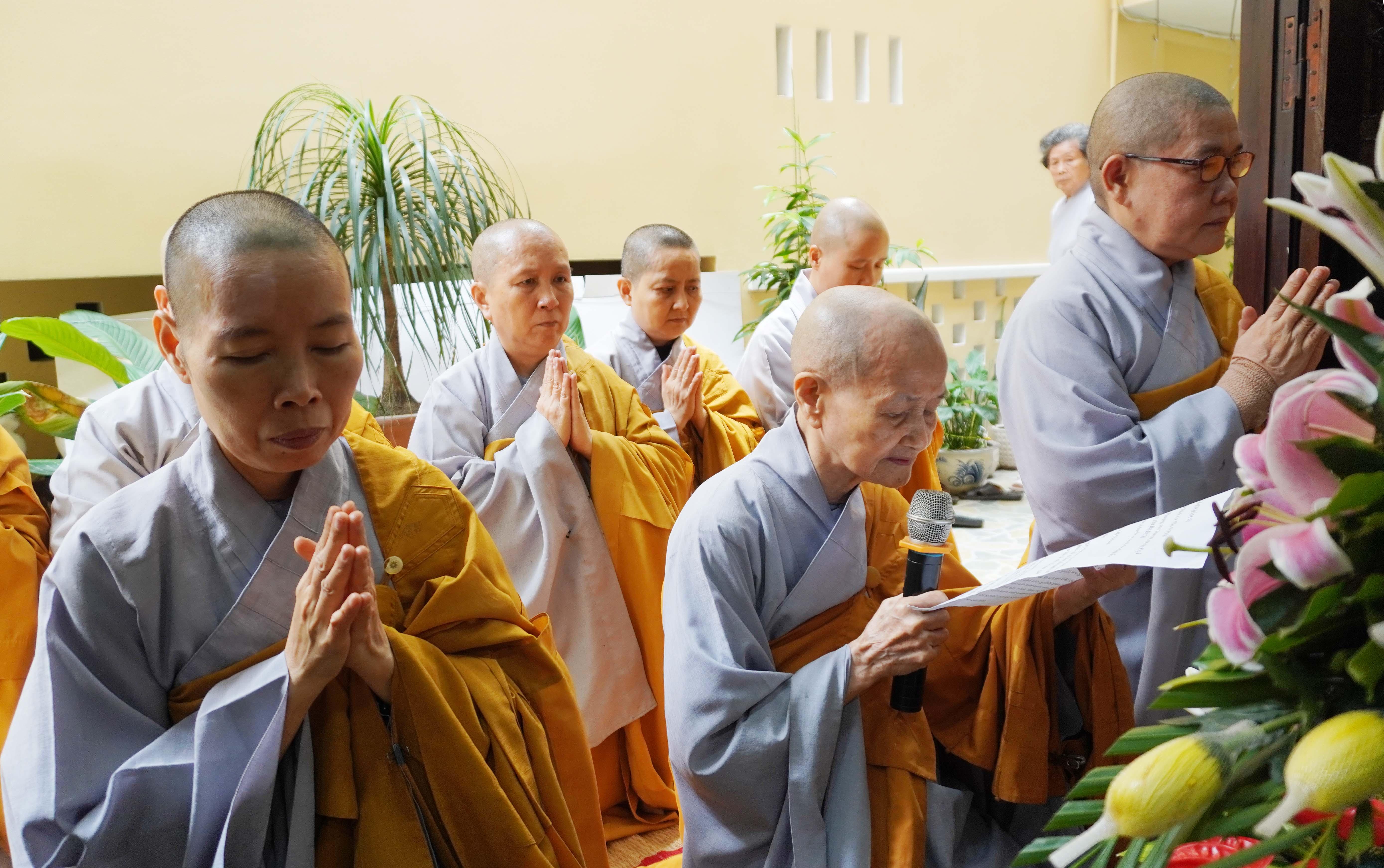 Ni sư Thích nữ Viên Hạnh, trụ trì chùa Phước Hòa cùng chư Ni tác bạch cúng dường trai tăng