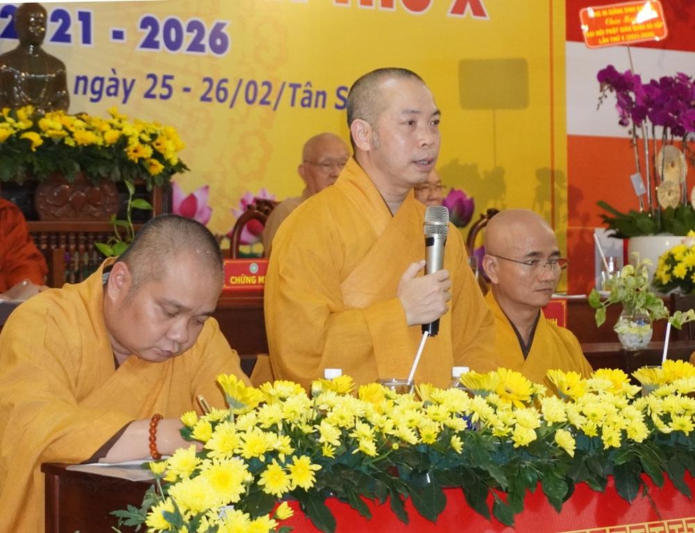 Thượng tọa Thích Quang Thạnh góp ý về hình thức trang trí, kịch bản đại hội