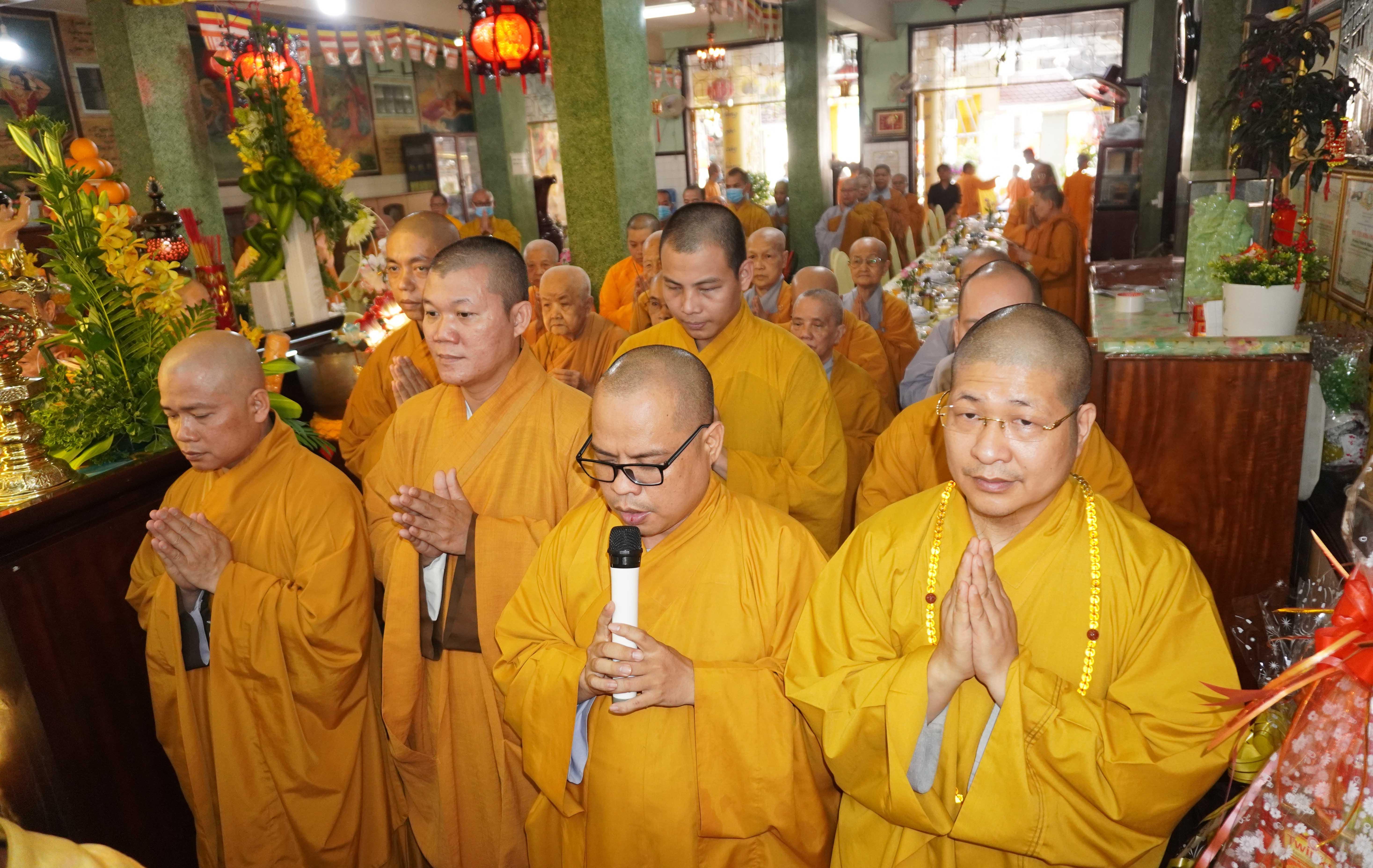 Chư tôn đức Thường trực Ban Trị sự Phật giáo quận 3, chư Tăng Ni các tự viện và chư Ni Hệ Phái Khất sĩ tưởng niệm Chư tôn đức Thường trực Ban Trị sự Phật giáo quận 3, chư Tăng Ni các tự viện và chư Ni Hệ Phái Khất sĩ tưởng niệm