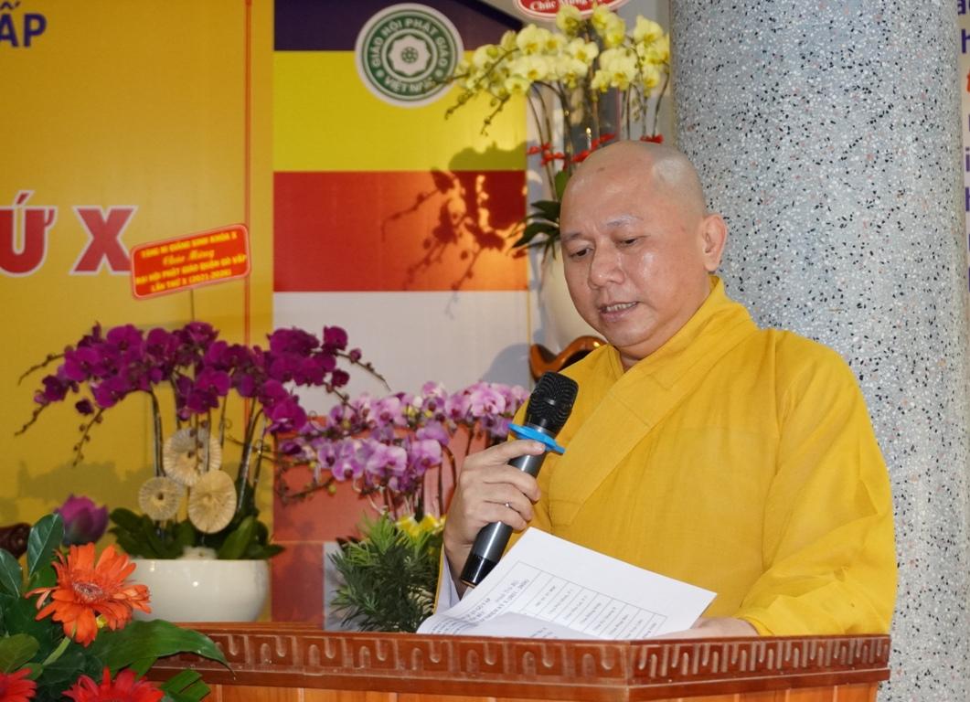 Thượng tọa Thích Tắc Bạch, Chánh Thư ký Ban Trị sự GHPGVN quận Gò Vấp trình danh sách nhân sự dự kiến nhiệm kỳ X