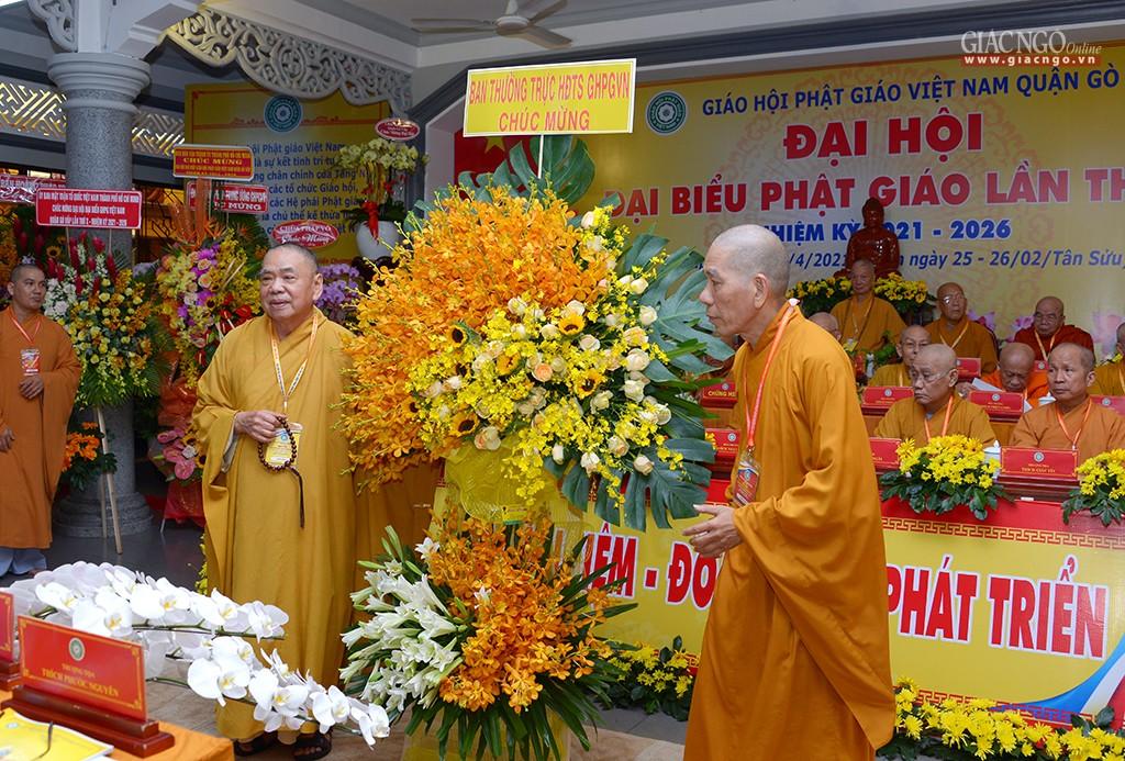 Hòa thượng Thích Thiện Pháp trao lẵng hoa chúc mừng của Ban Thường trực Hội đồng Trị sự Hòa thượng Thích Thiện Pháp trao lẵng hoa chúc mừng của Ban Thường trực Hội đồng Trị sự