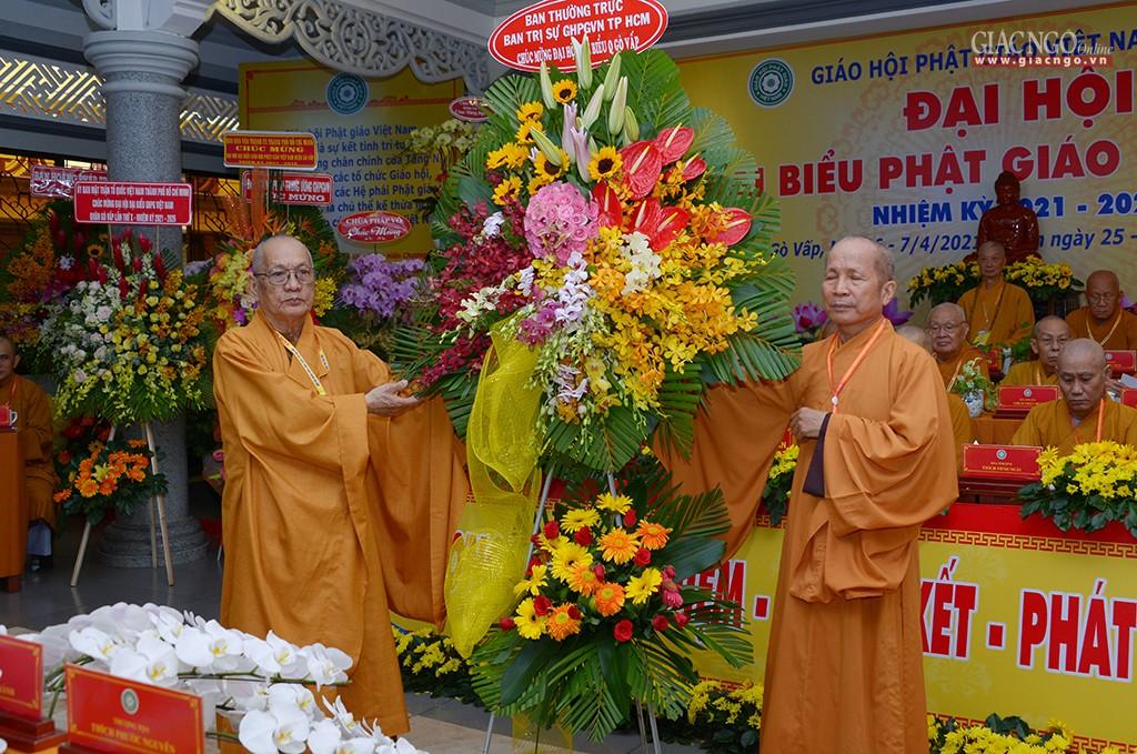 Hòa thượng Thích Thiện Tánh trao tặng lẵng hoa chúc mừng của Ban Thường trực Ban Trị sự GHPGVN TP.HCM Hòa thượng Thích Thiện Tánh trao tặng lẵng hoa chúc mừng của Ban Thường trực Ban Trị sự GHPGVN TP.HCM