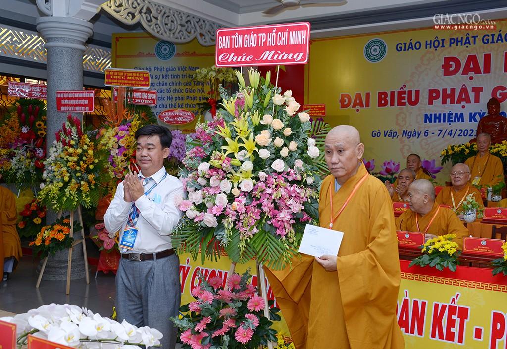 Hòa thượng Thích Minh Ngãi, Phó ban Trị sự Phật giáo quận Gò Vấp đón nhận lẵng hoa chúc mừng và tịnh tài của Ban Tôn giáo TP Hòa thượng Thích Minh Ngãi, Phó ban Trị sự Phật giáo quận Gò Vấp đón nhận lẵng hoa chúc mừng và tịnh tài của Ban Tôn giáo TP