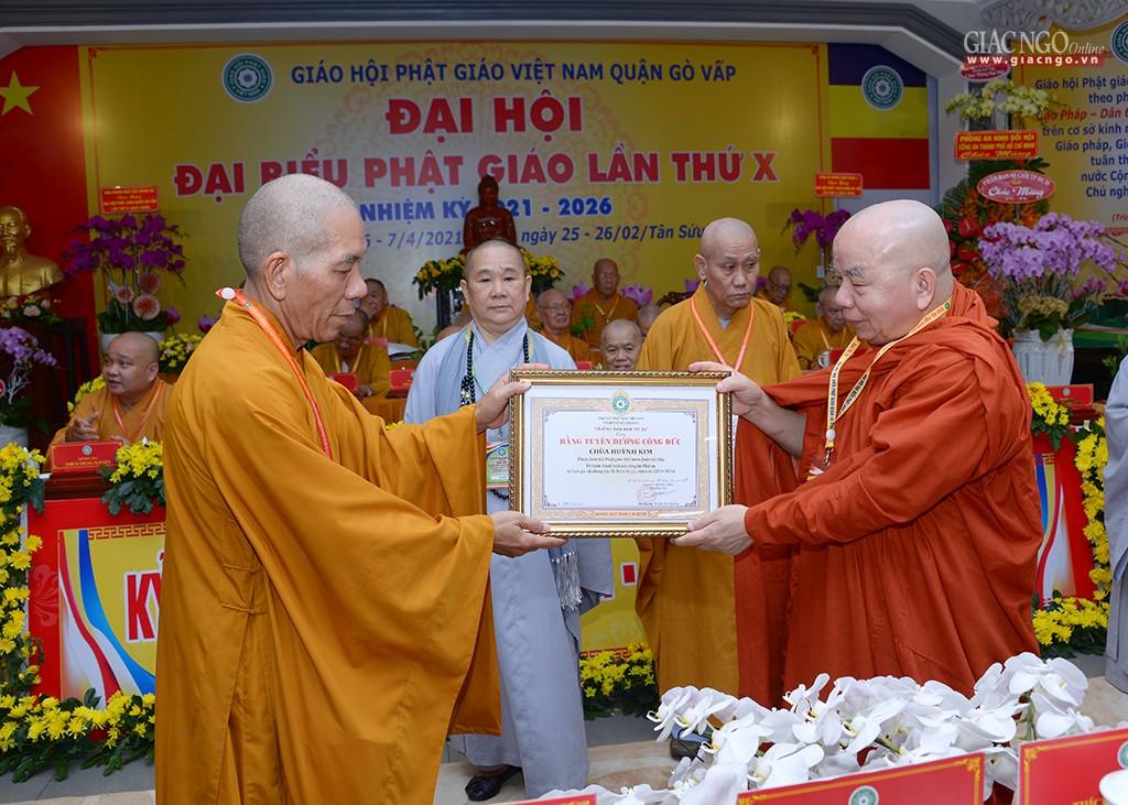 Hòa thượng Thích Thiện Tâm trao Bằng tuyên dương công đức đến chùa Huỳnh Kim Hòa thượng Thích Thiện Tâm trao Bằng tuyên dương công đức đến chùa Huỳnh Kim