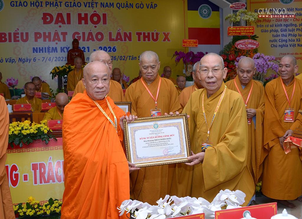 Có 8 tập thể và 12 cá nhân nhận Bằng công đức của Phật giáo TP Có 8 tập thể và 12 cá nhân nhận Bằng công đức của Phật giáo TP